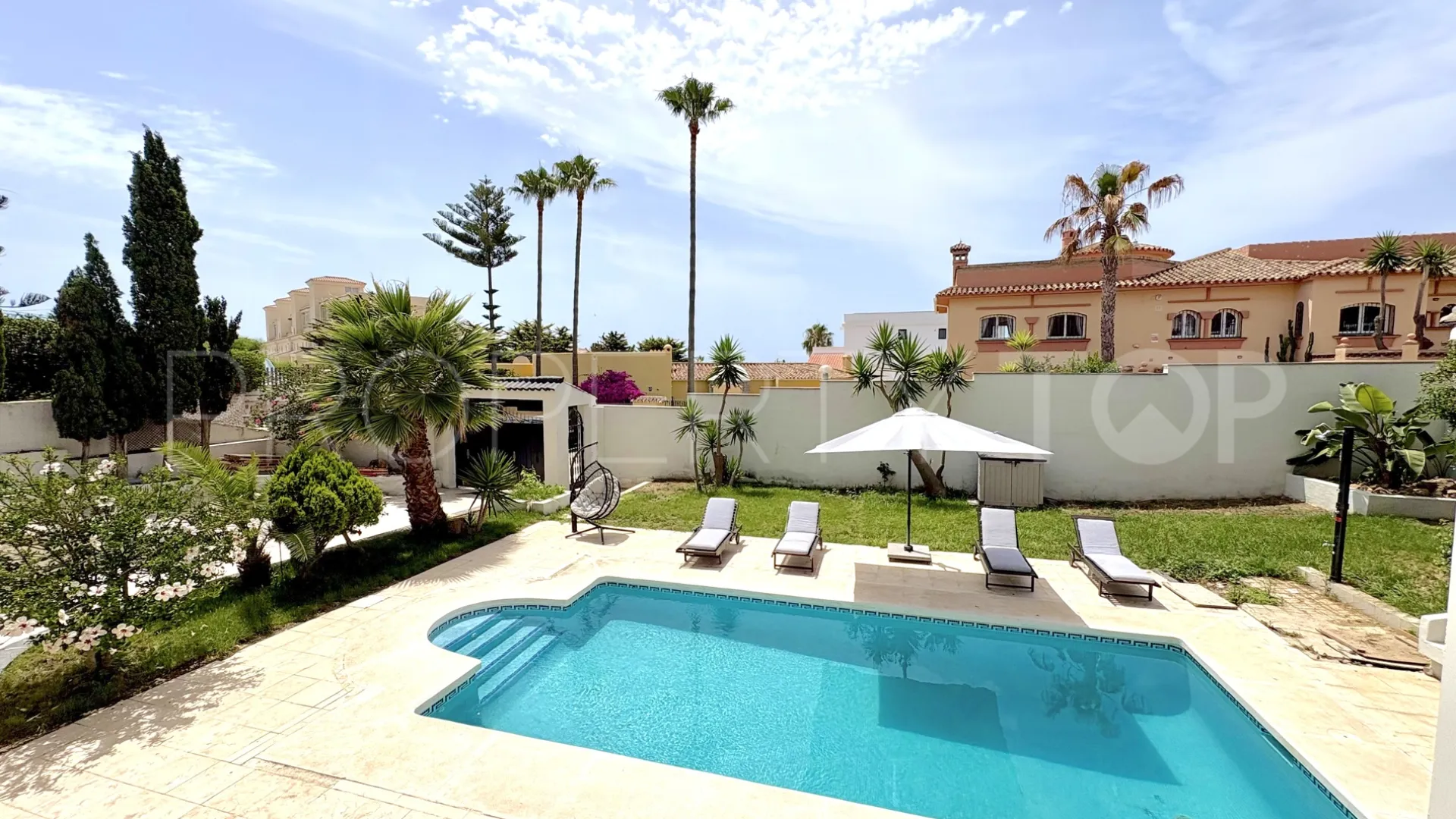 For sale 9 bedrooms house in El Faro de Calaburras