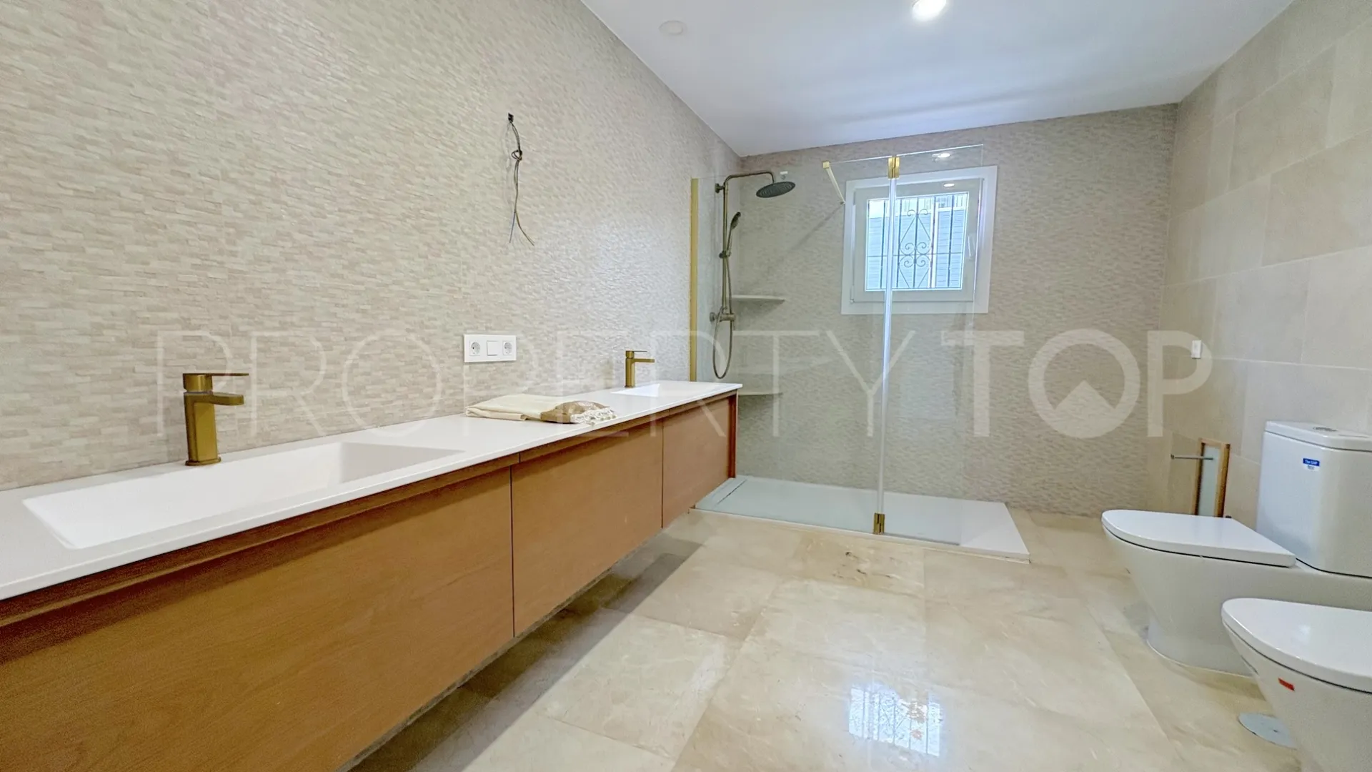 For sale 9 bedrooms house in El Faro de Calaburras