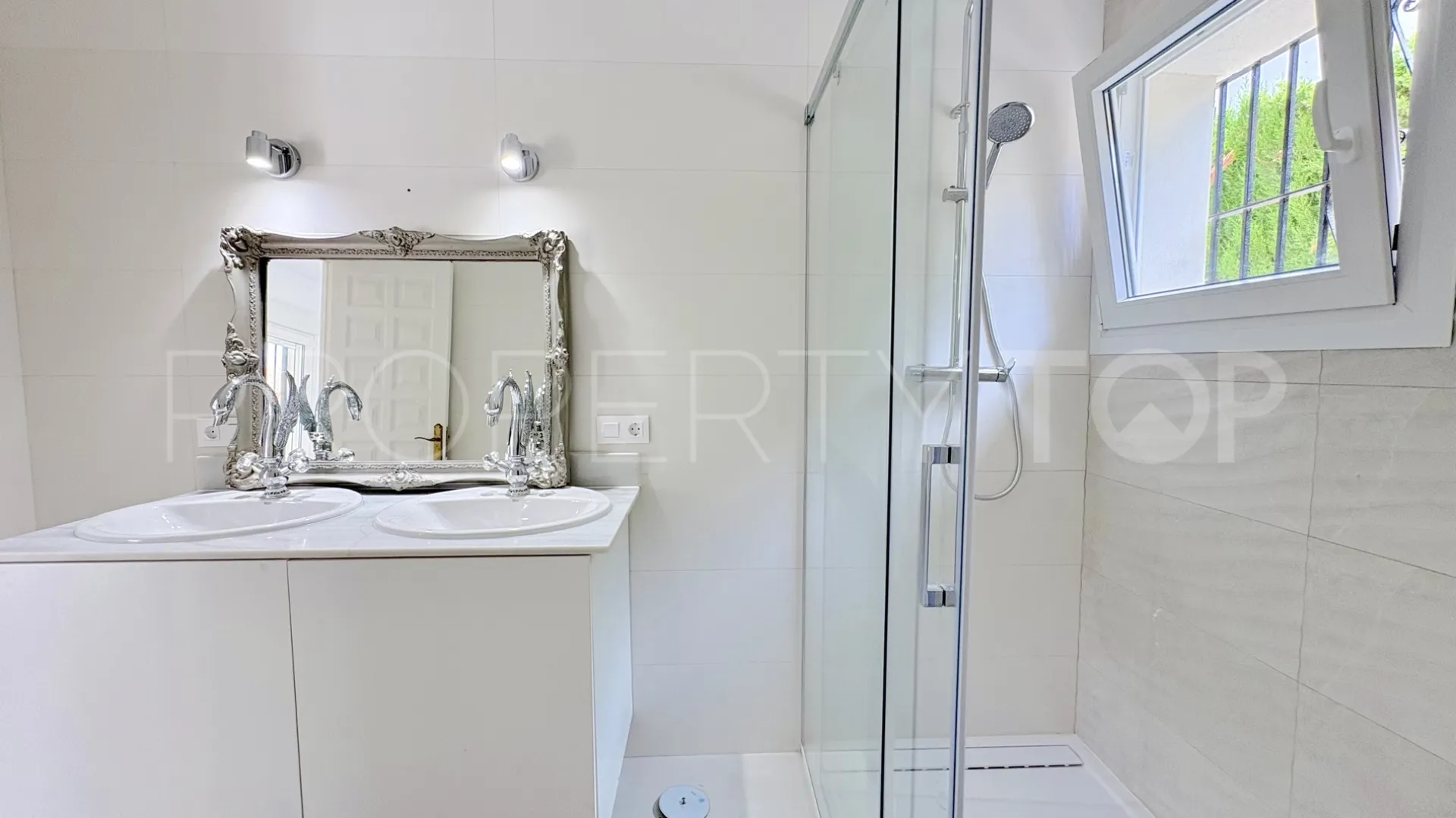 For sale 9 bedrooms house in El Faro de Calaburras