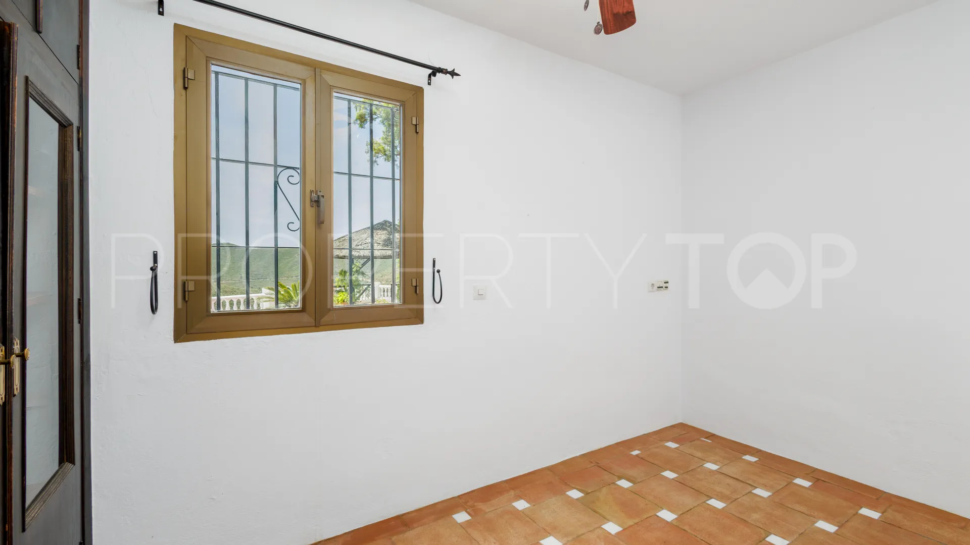Villa a la venta con 6 dormitorios en Coin