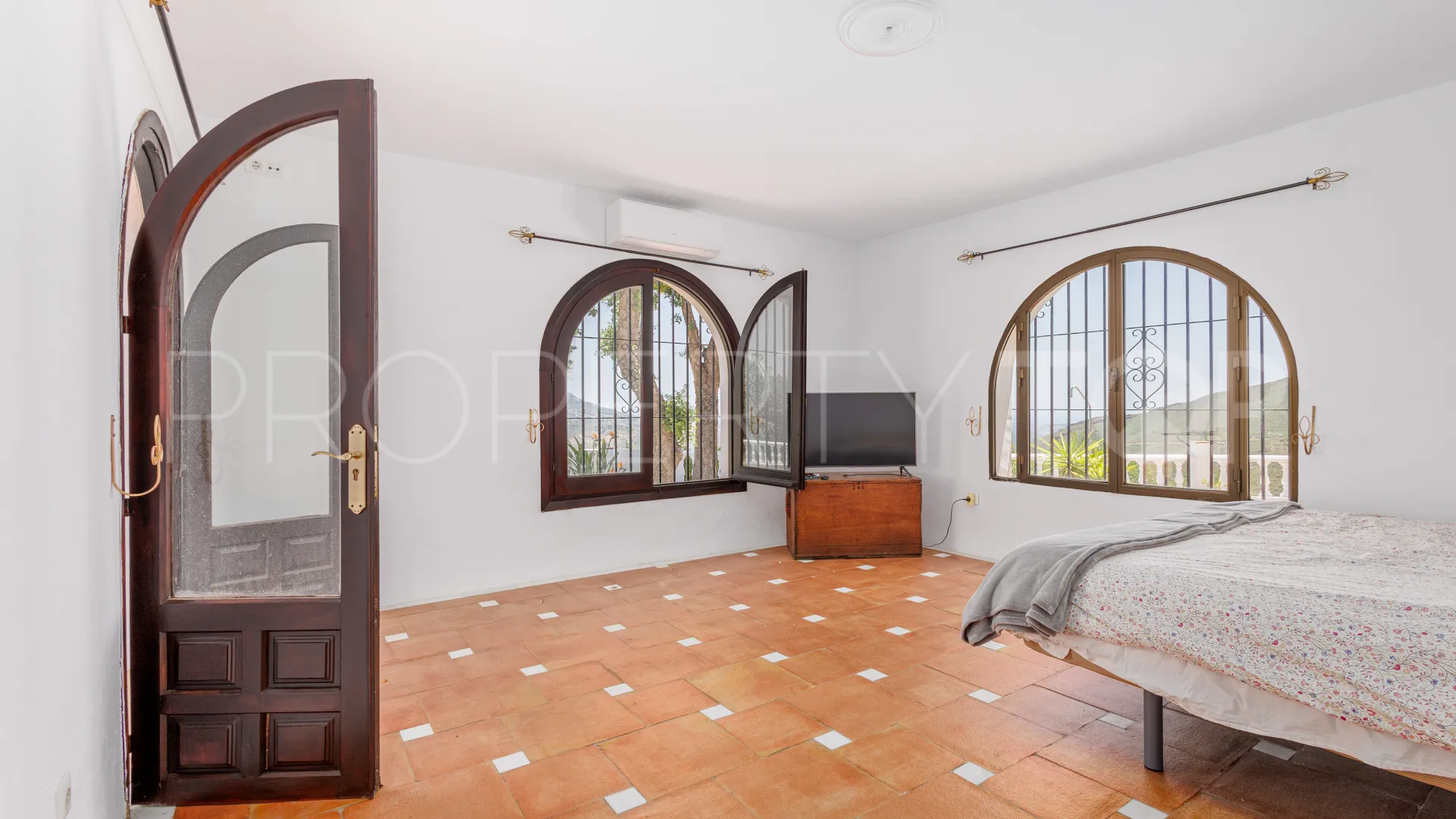Villa a la venta con 6 dormitorios en Coin