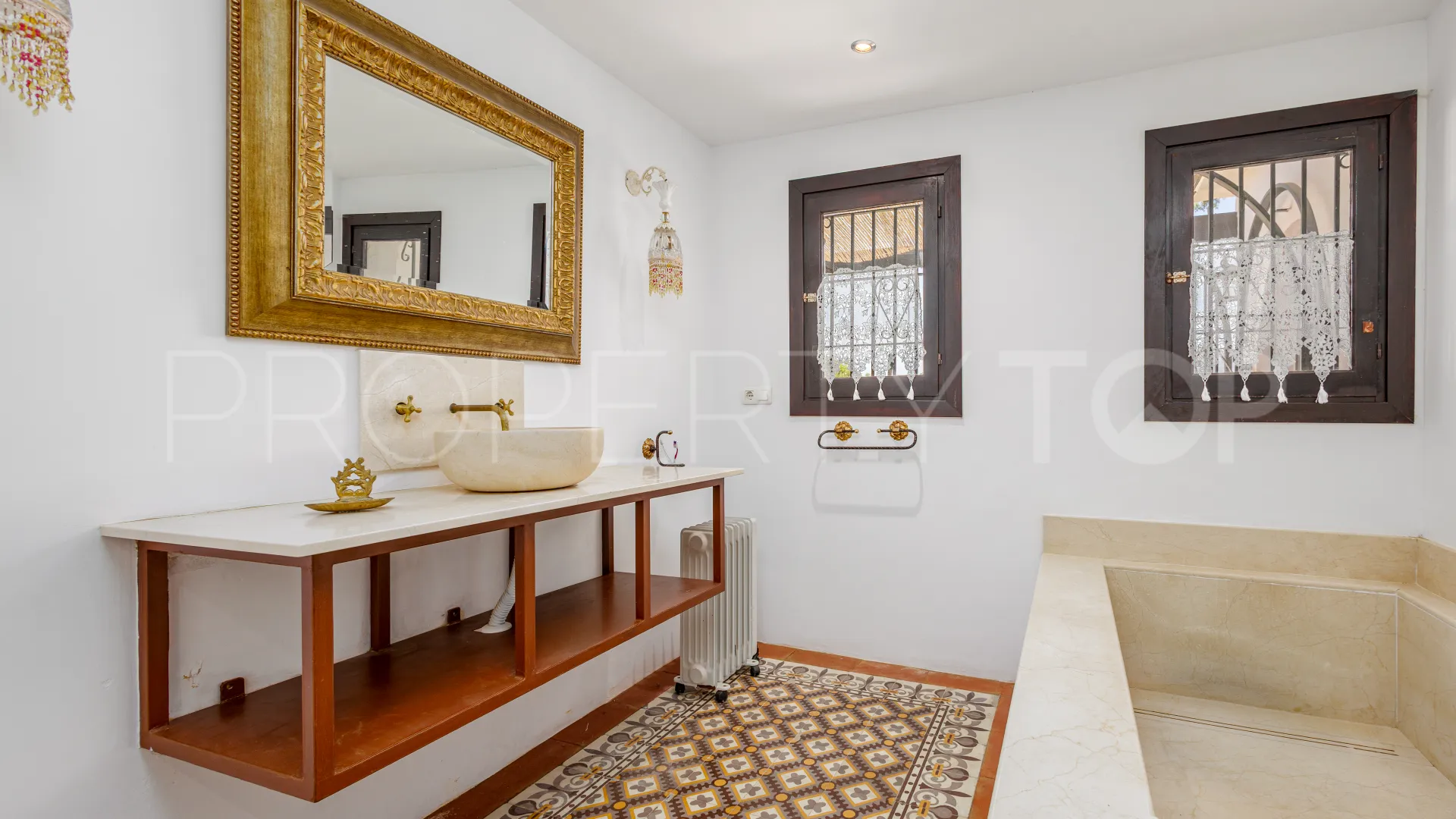 Villa a la venta con 6 dormitorios en Coin