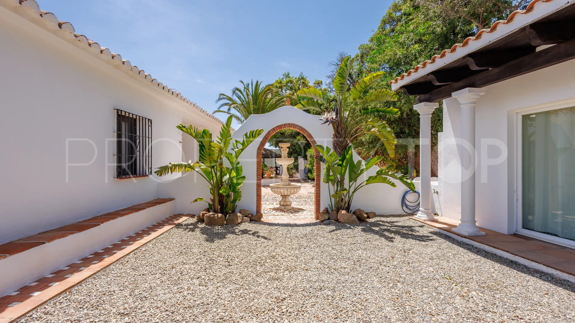 Villa a la venta con 6 dormitorios en Coin