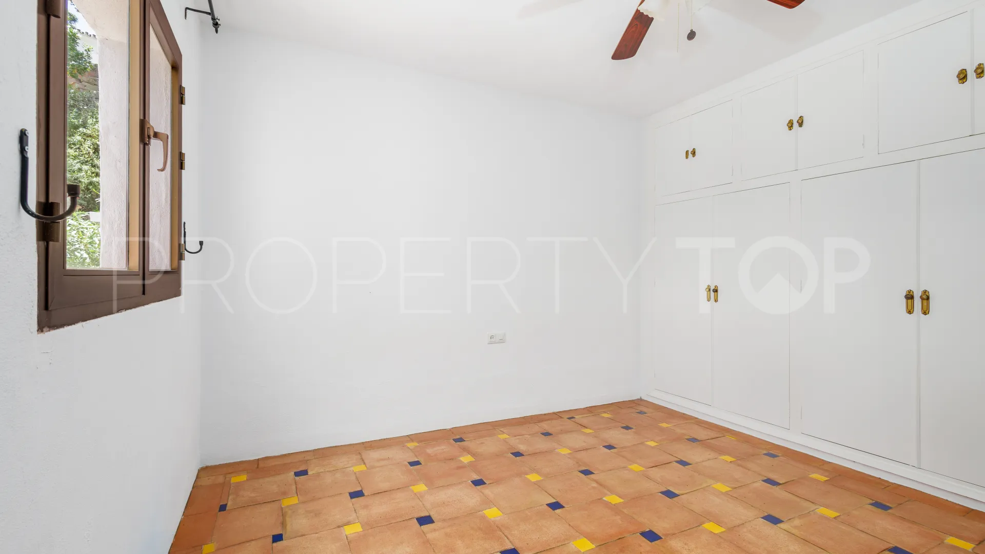 Villa a la venta con 6 dormitorios en Coin