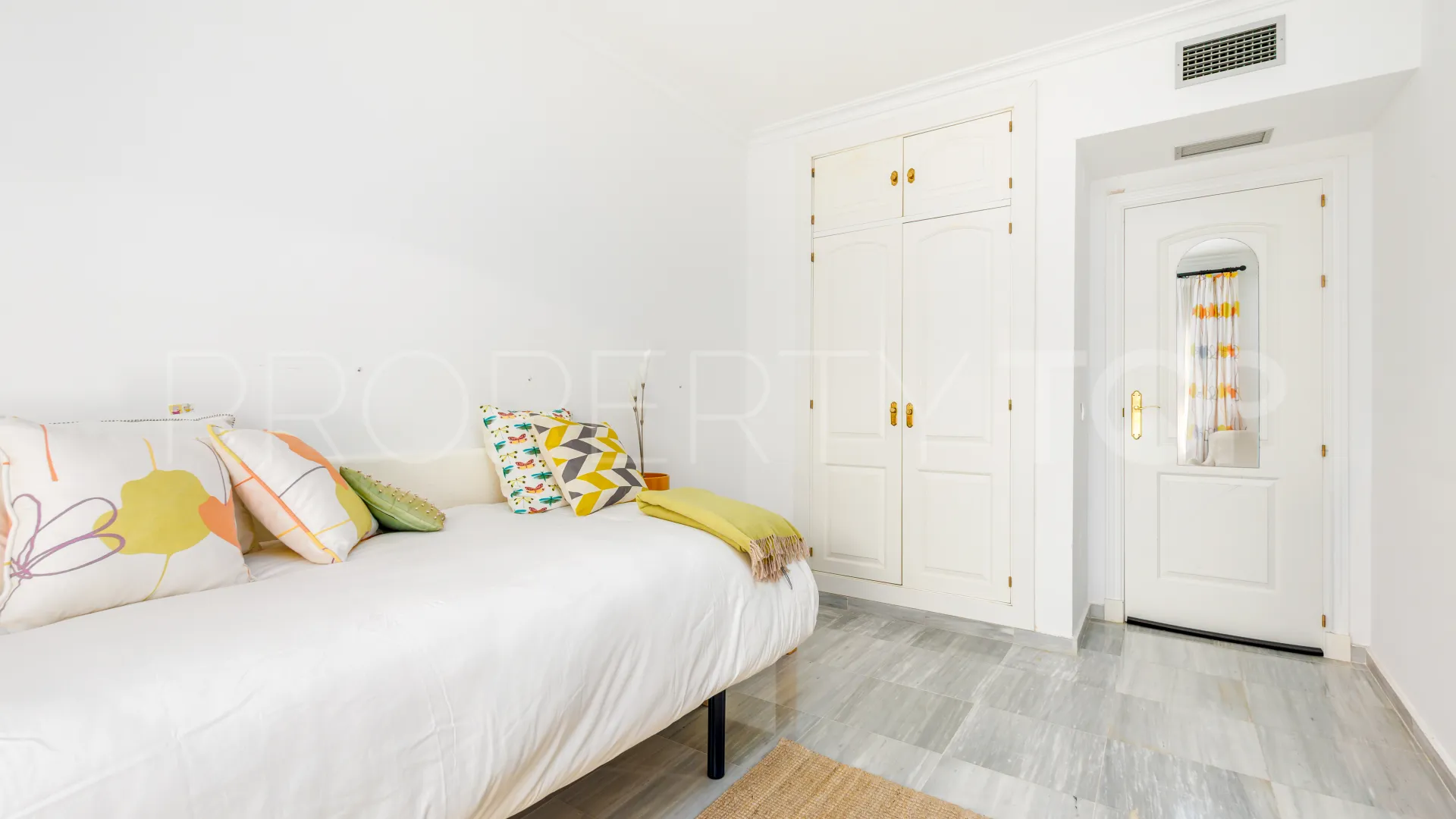 Buy ground floor apartment in Alhaurin Golf with 3 bedrooms