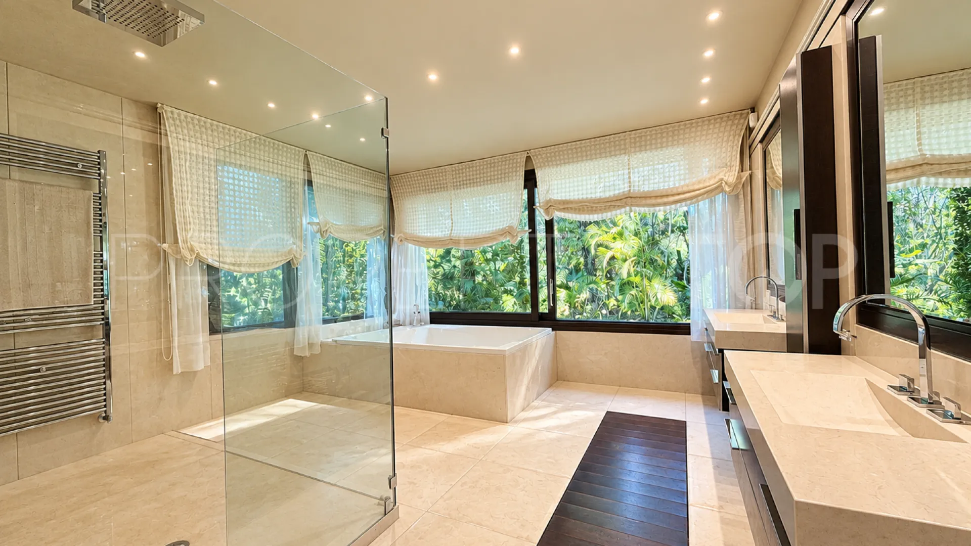 For sale house in Calahonda with 7 bedrooms