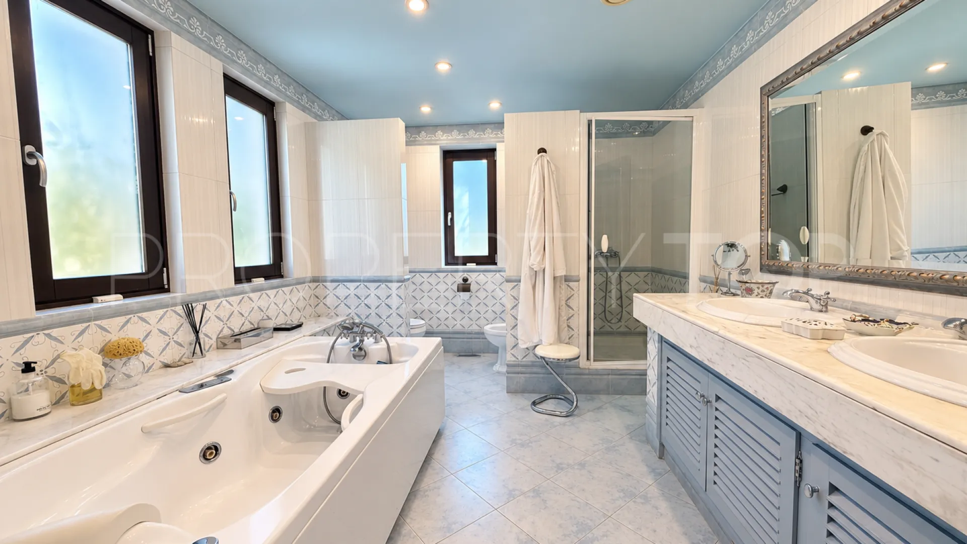 For sale house in Calahonda with 7 bedrooms