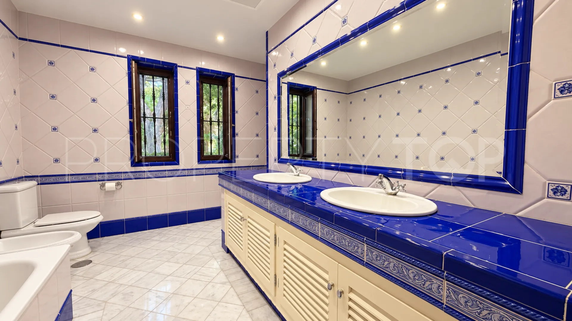 For sale house in Calahonda with 7 bedrooms