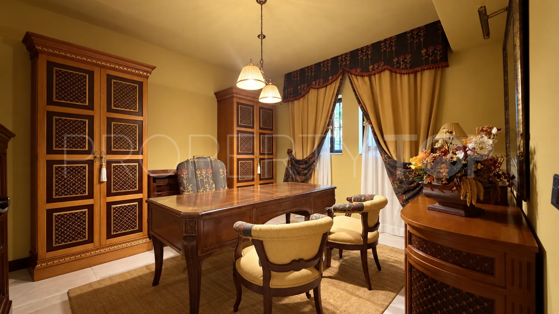 For sale house in Calahonda with 7 bedrooms