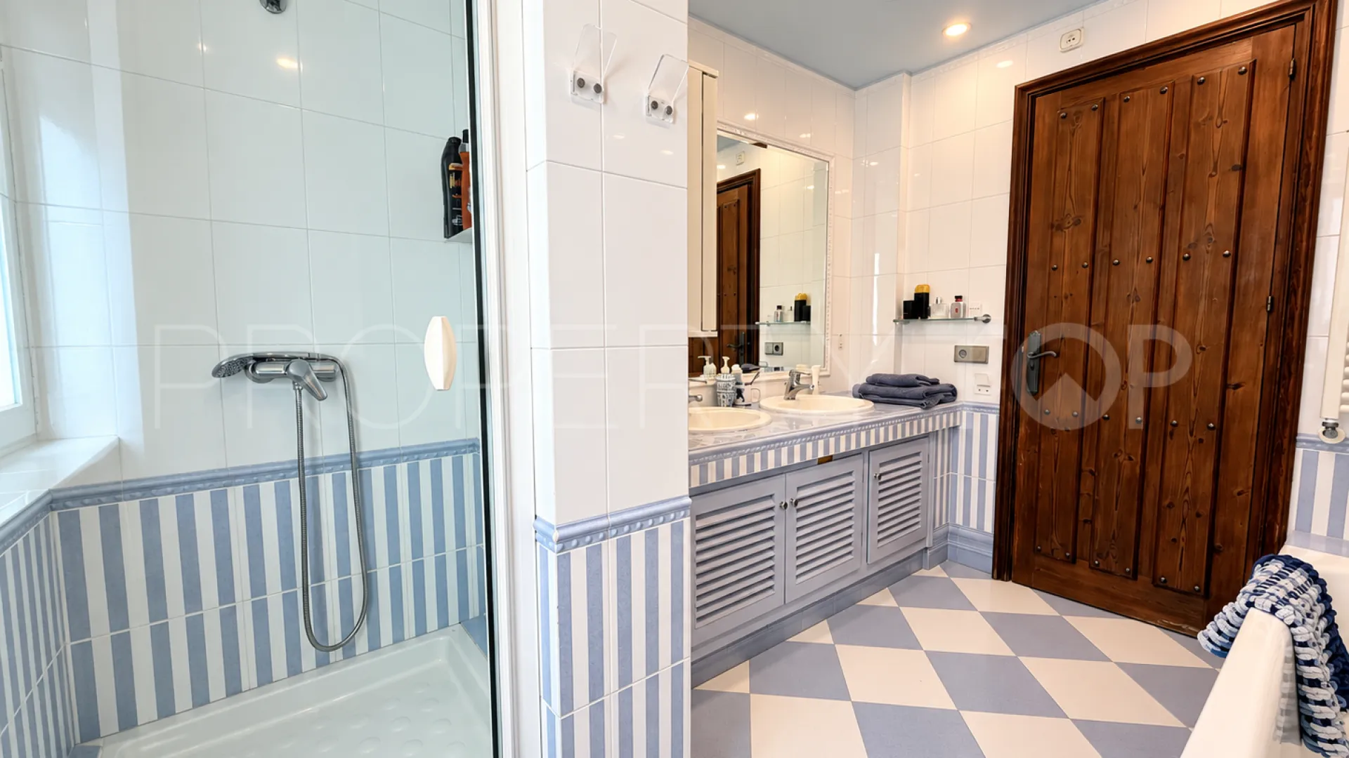 For sale house in Calahonda with 7 bedrooms