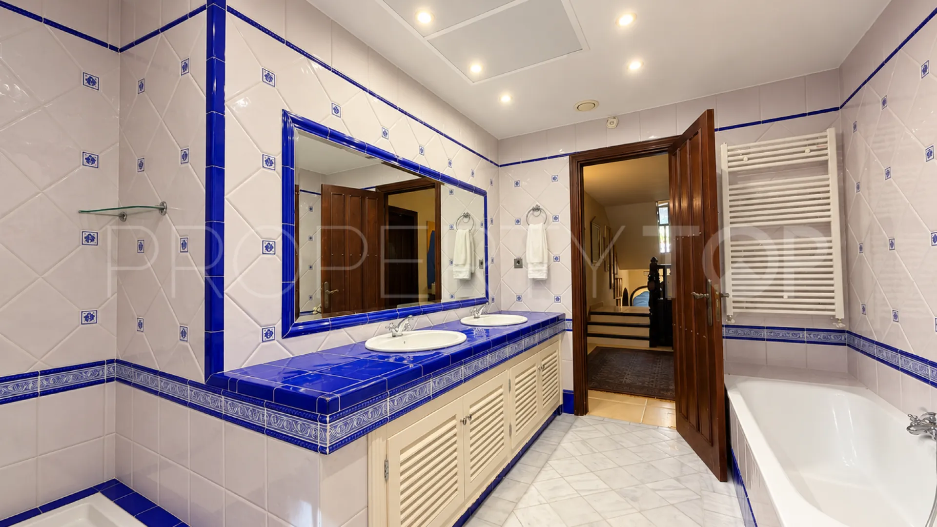 For sale house in Calahonda with 7 bedrooms