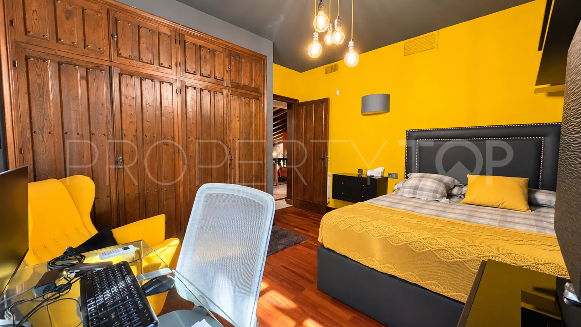 For sale house in Calahonda with 7 bedrooms