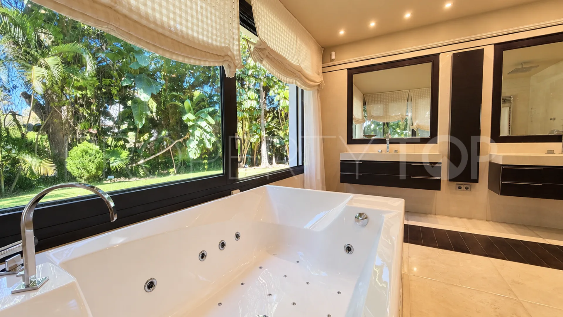For sale house in Calahonda with 7 bedrooms