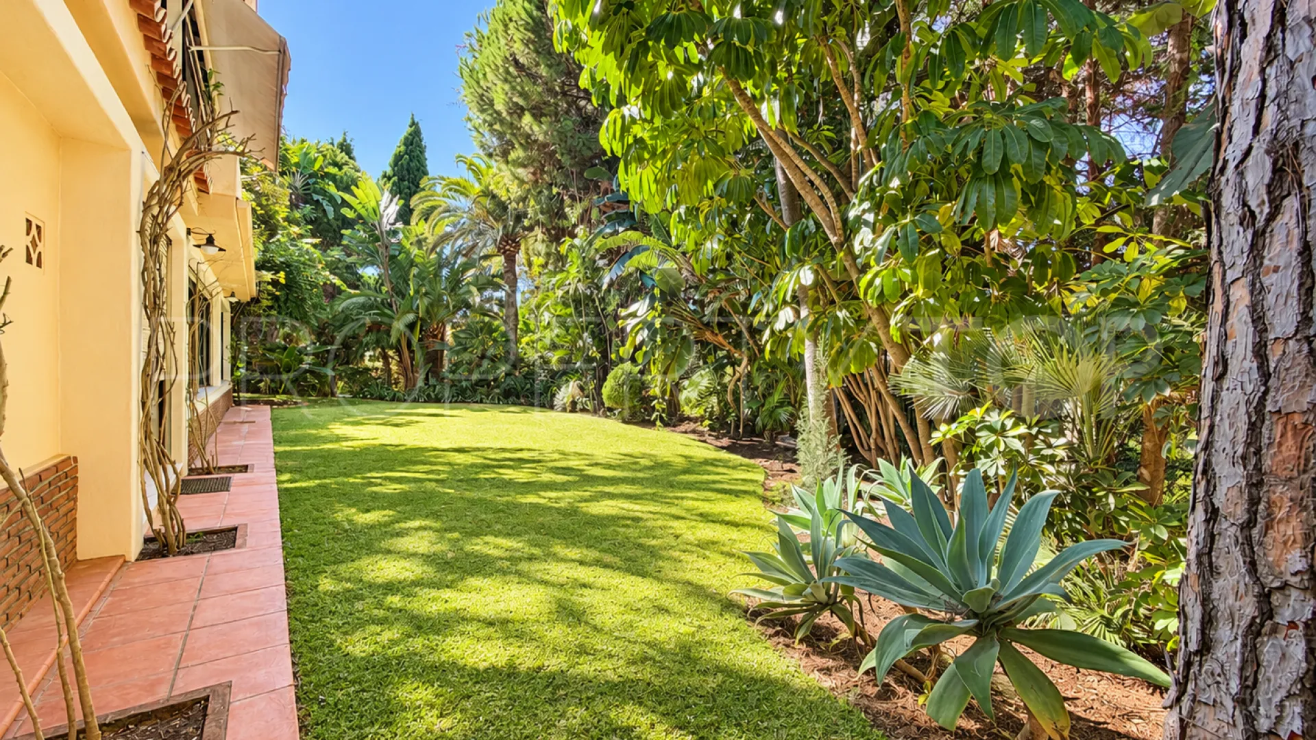 For sale house in Calahonda with 7 bedrooms