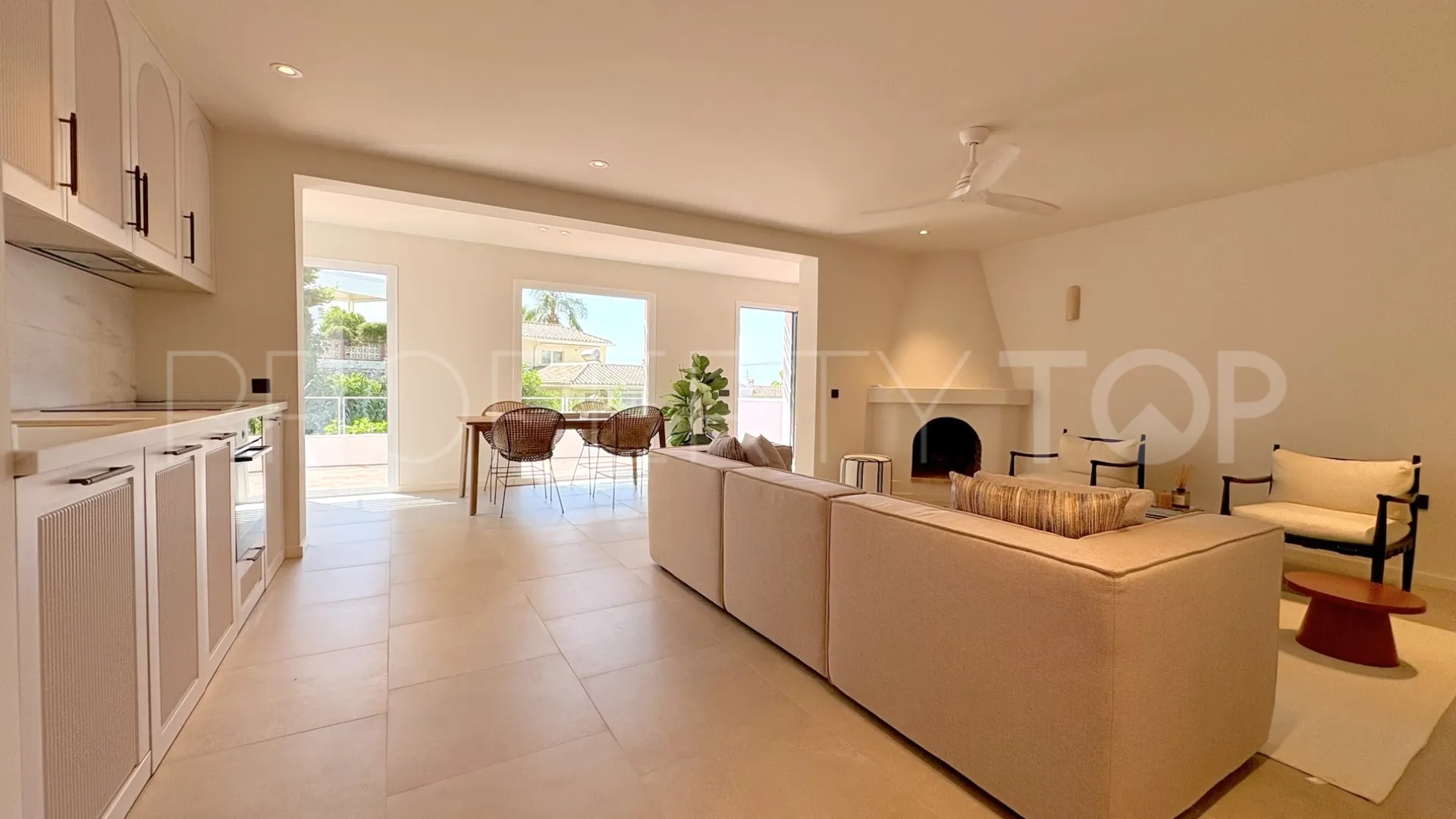 Buy 2 bedrooms apartment in Benalmadena Costa