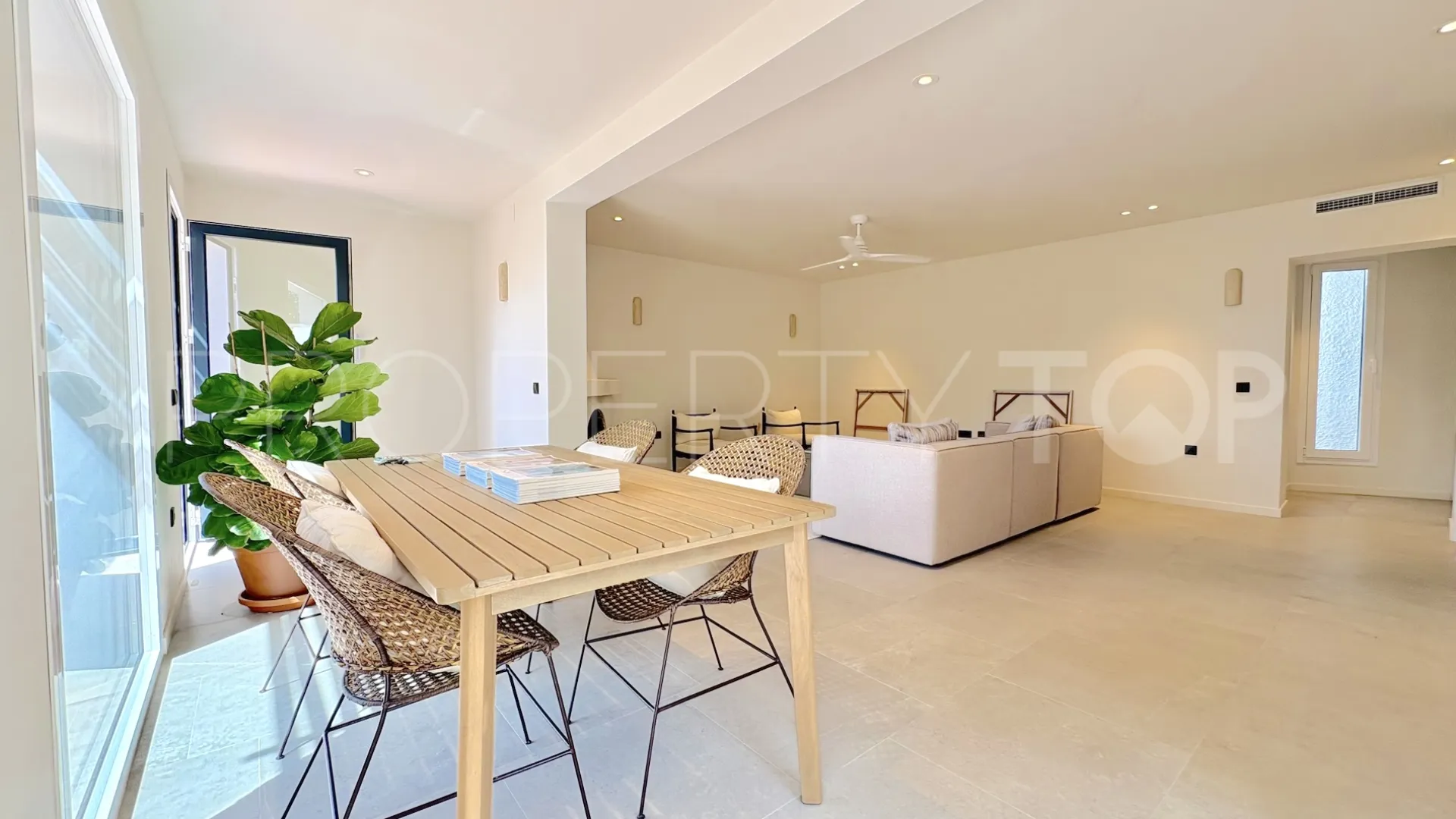 Buy 2 bedrooms apartment in Benalmadena Costa