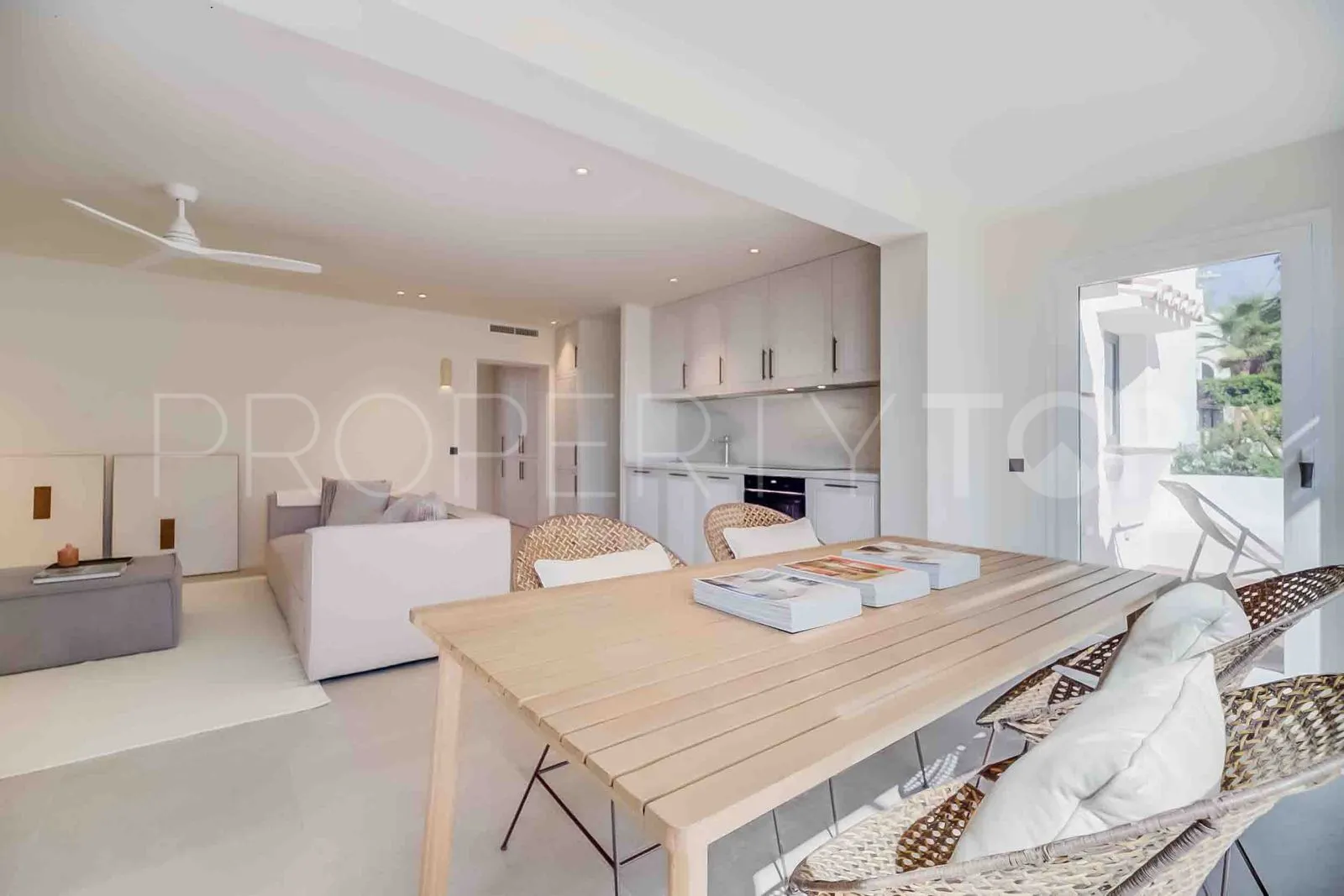 Buy 2 bedrooms apartment in Benalmadena Costa