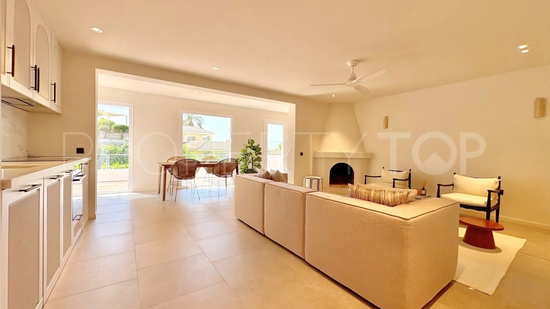 Buy 2 bedrooms apartment in Benalmadena Costa