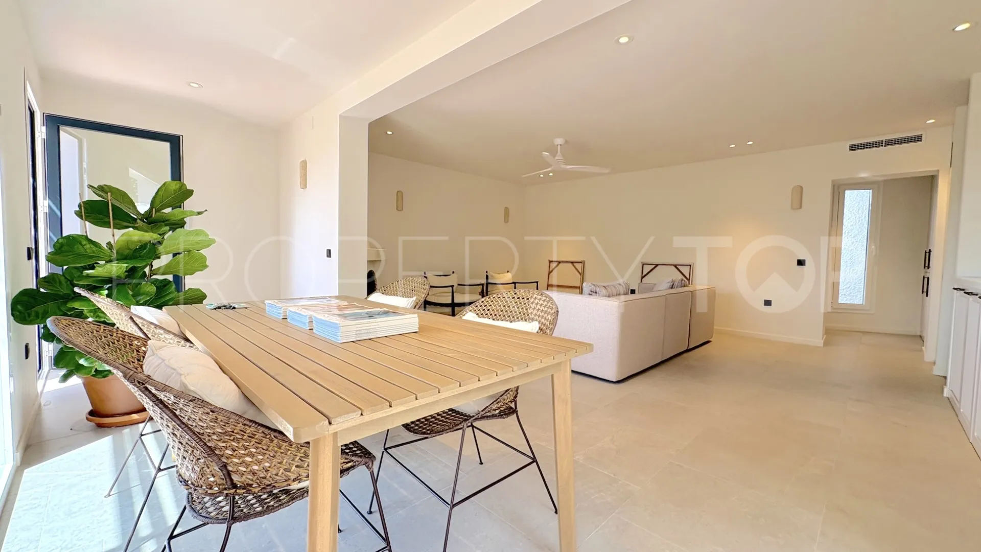 Buy 2 bedrooms apartment in Benalmadena Costa