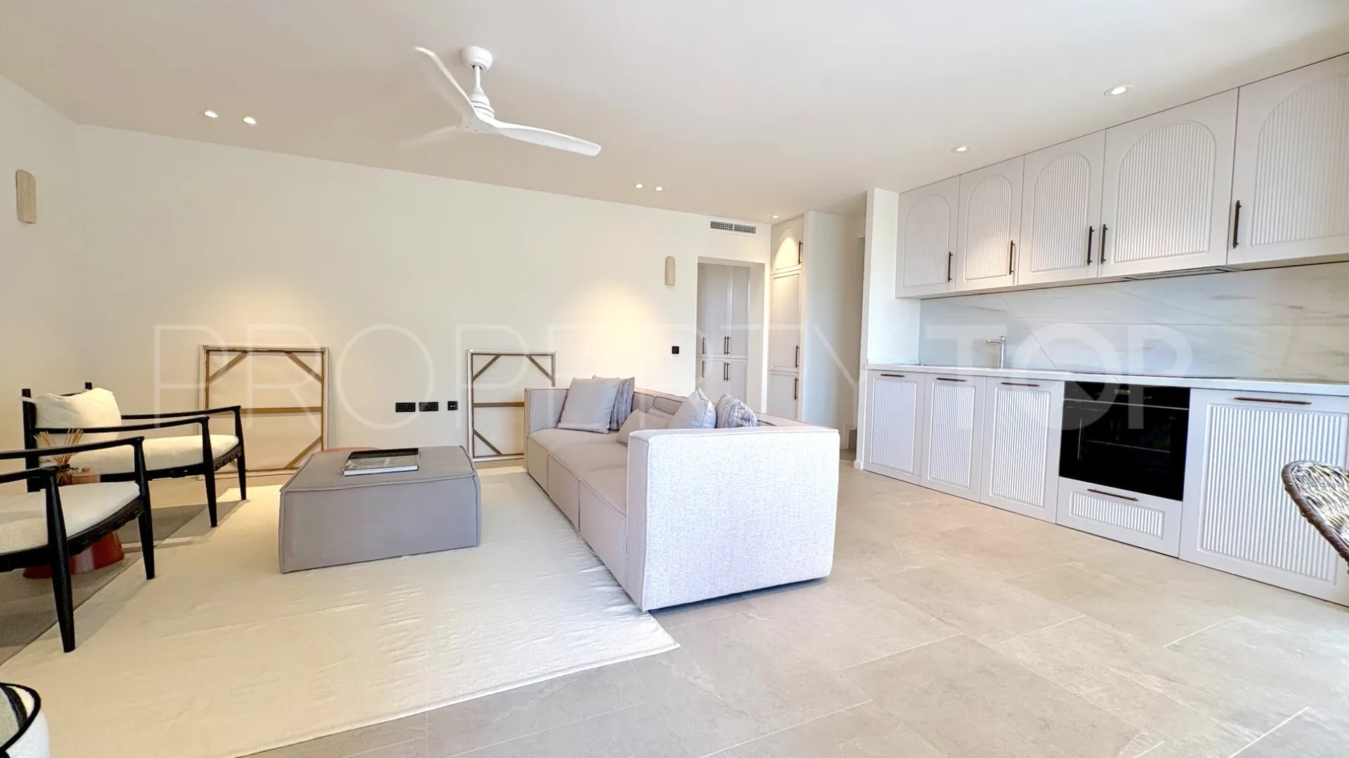 Buy 2 bedrooms apartment in Benalmadena Costa