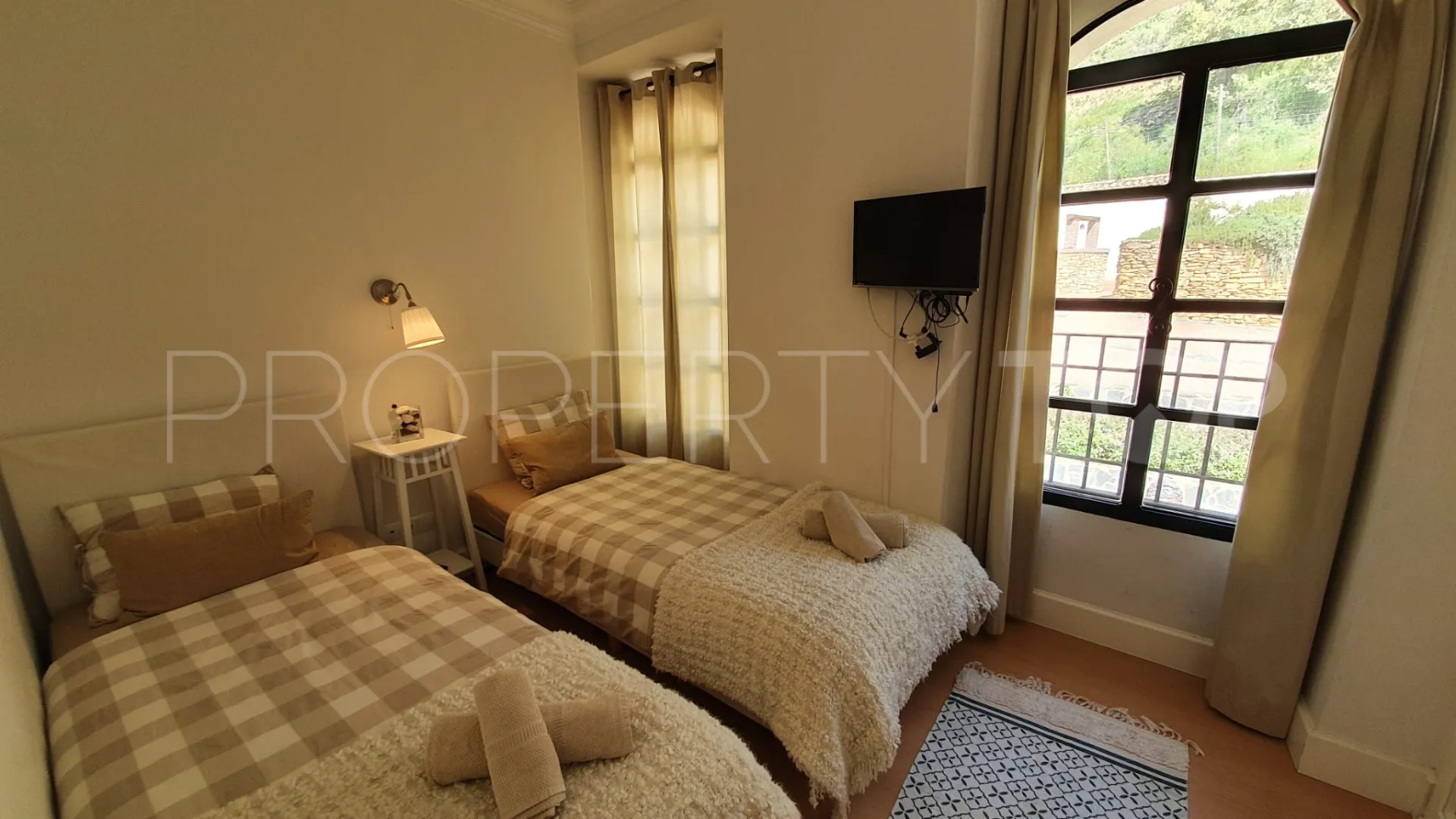 Setenil de las Bodegas, finca con 6 dormitorios en venta
