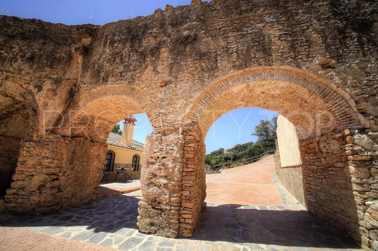 Setenil de las Bodegas, finca con 6 dormitorios en venta