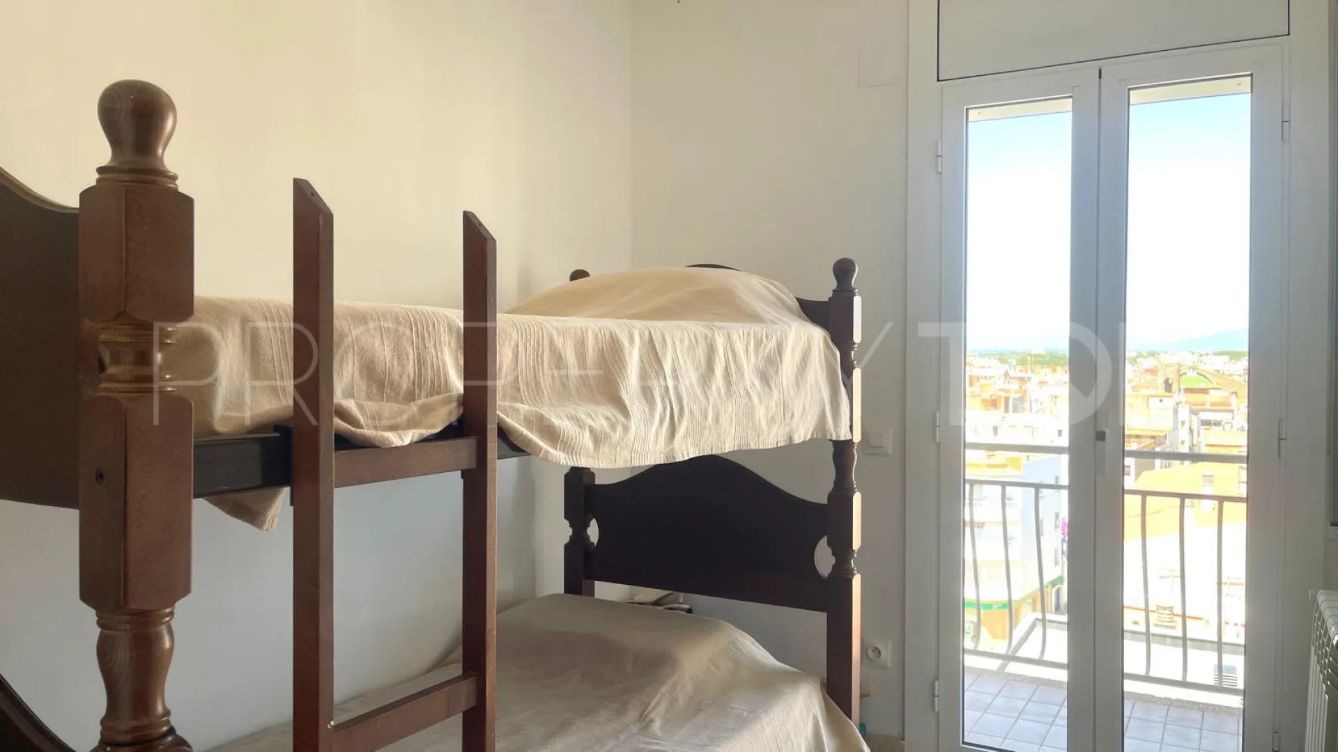 Se vende apartamento con 4 dormitorios en Roses