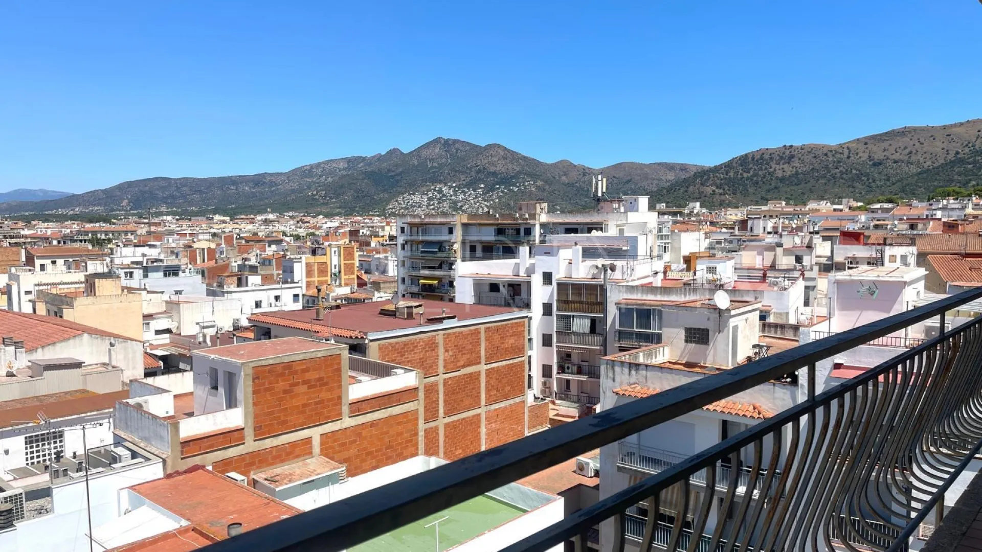 Se vende apartamento con 4 dormitorios en Roses
