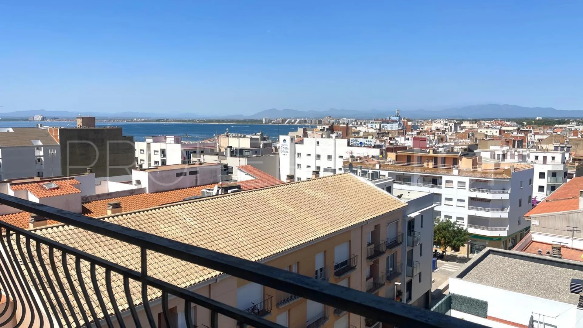 Se vende apartamento con 4 dormitorios en Roses