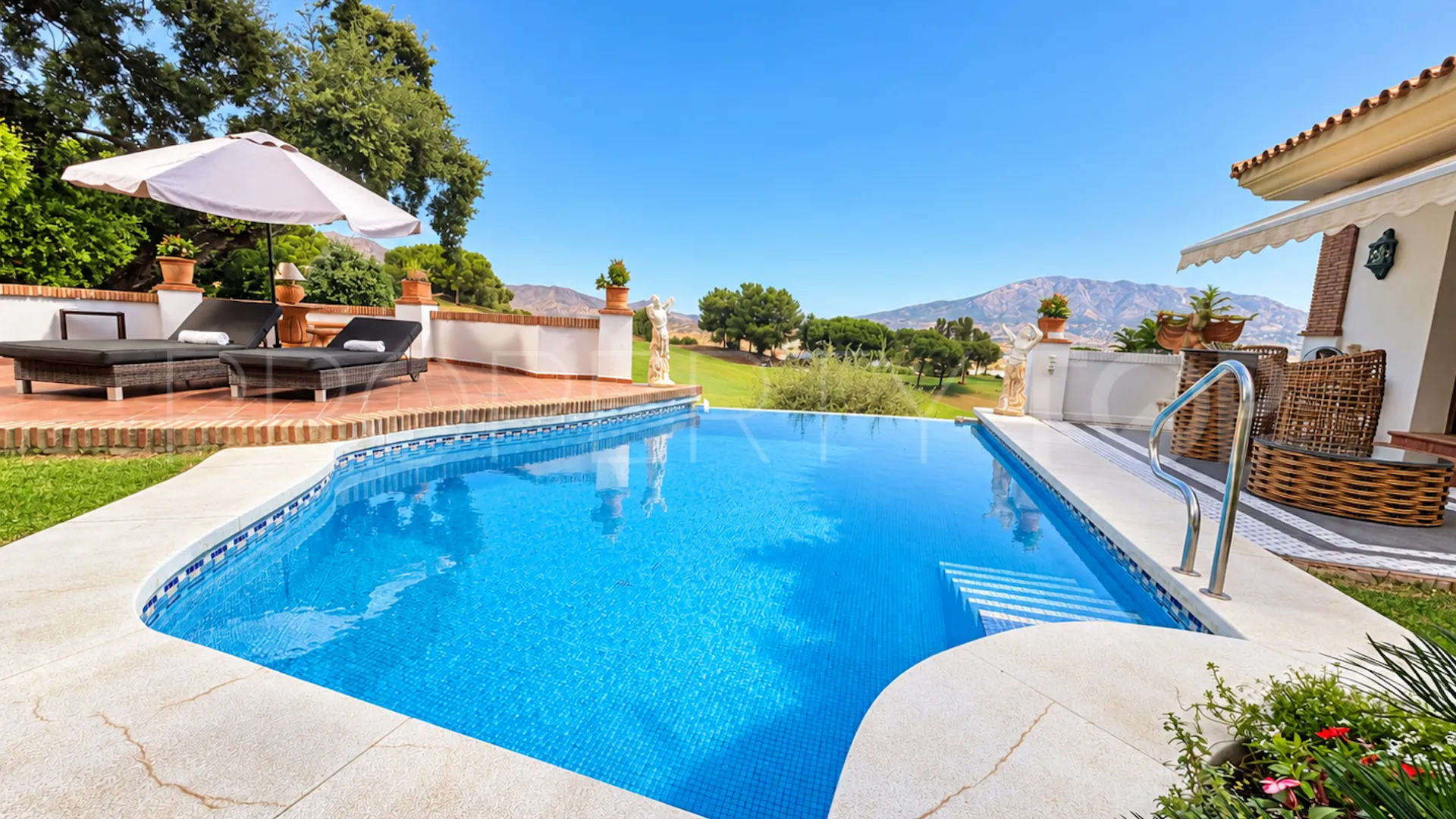 Se vende villa de 4 dormitorios en La Cala Golf Resort