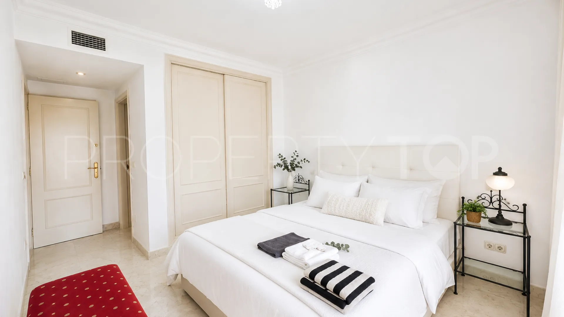 Comprar apartamento con 2 dormitorios en Marina Banus