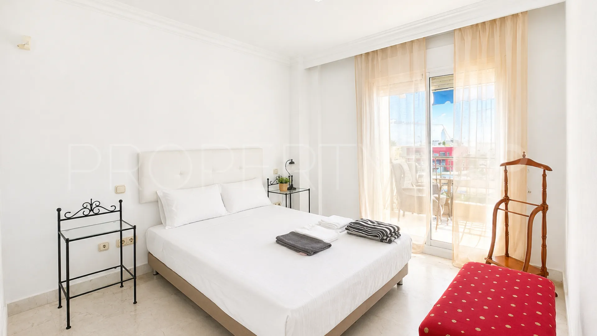 Comprar apartamento con 2 dormitorios en Marina Banus