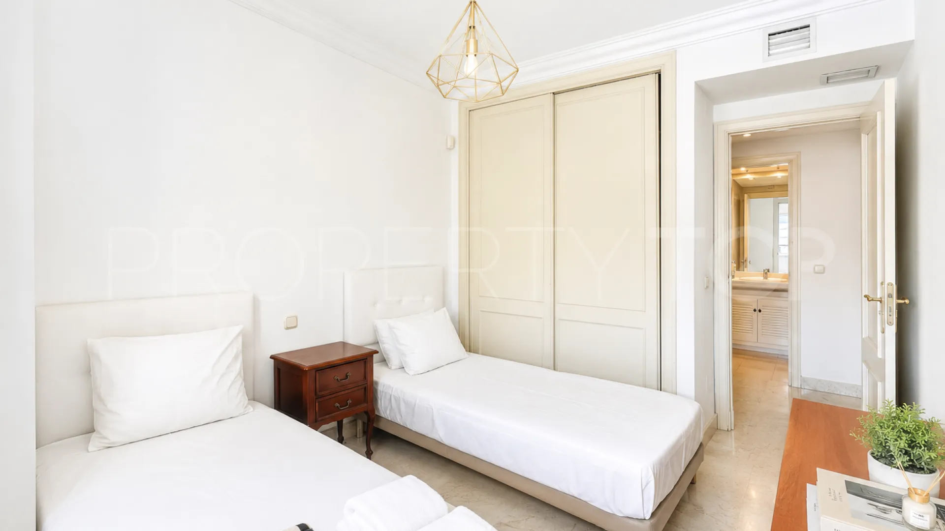 Comprar apartamento con 2 dormitorios en Marina Banus