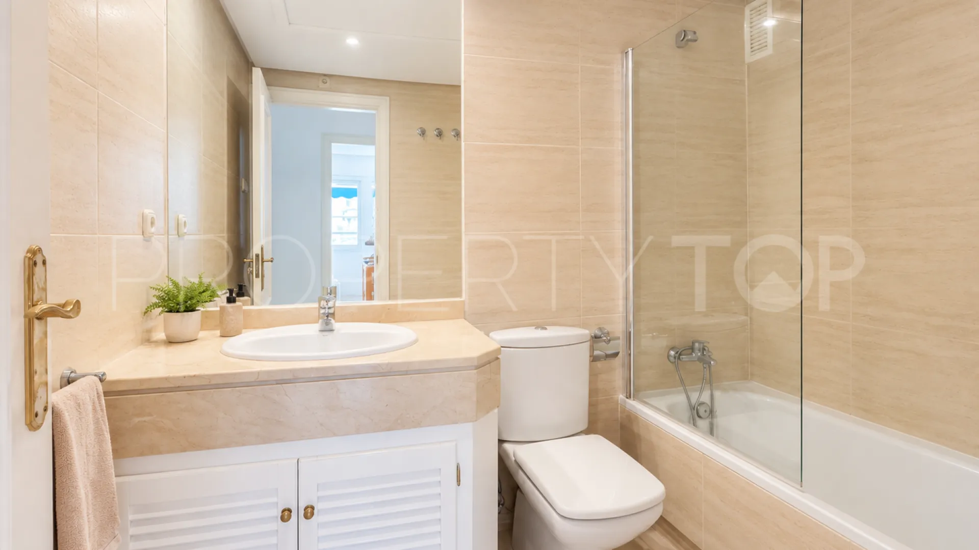 Comprar apartamento con 2 dormitorios en Marina Banus