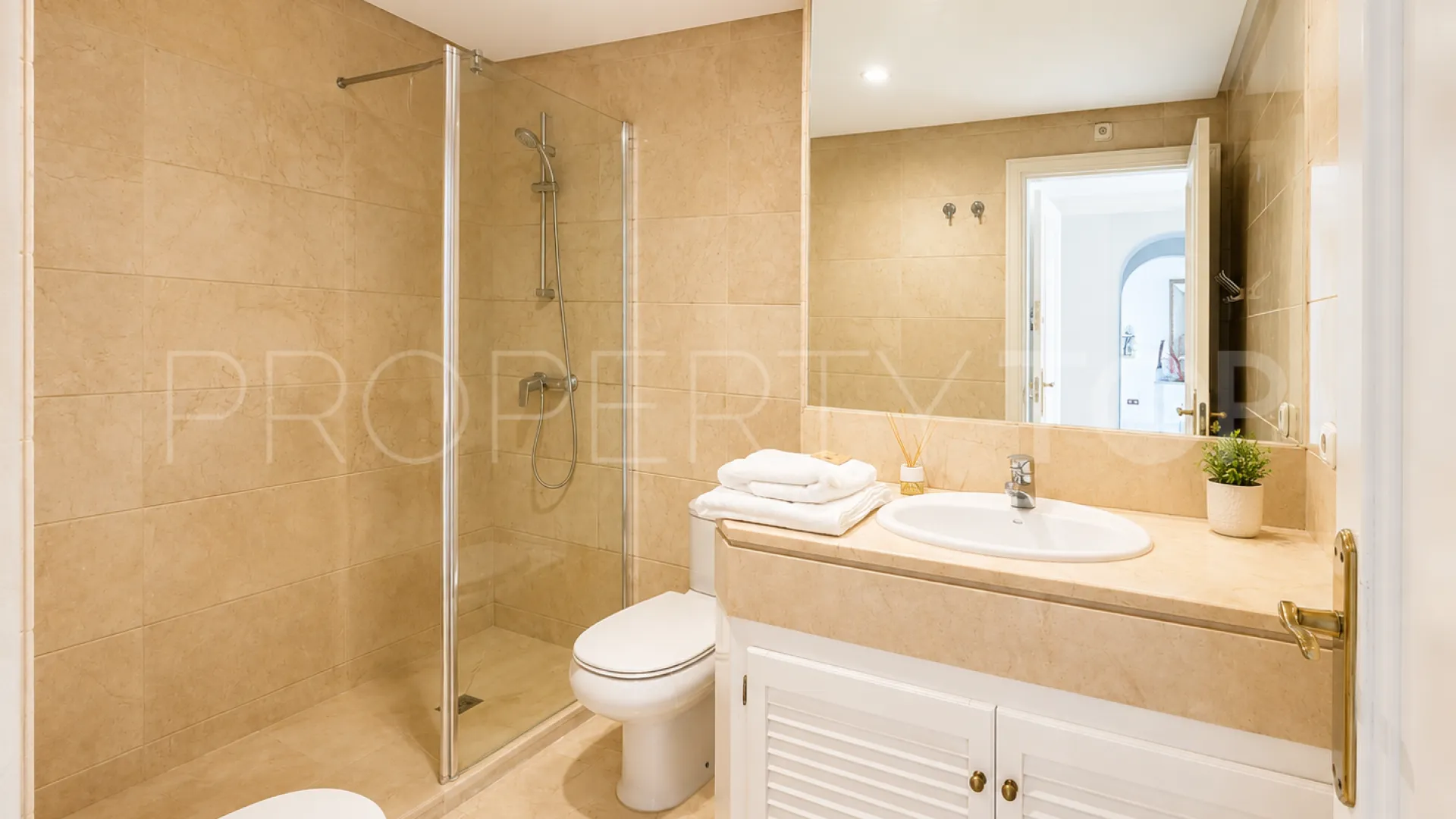 Comprar apartamento con 2 dormitorios en Marina Banus
