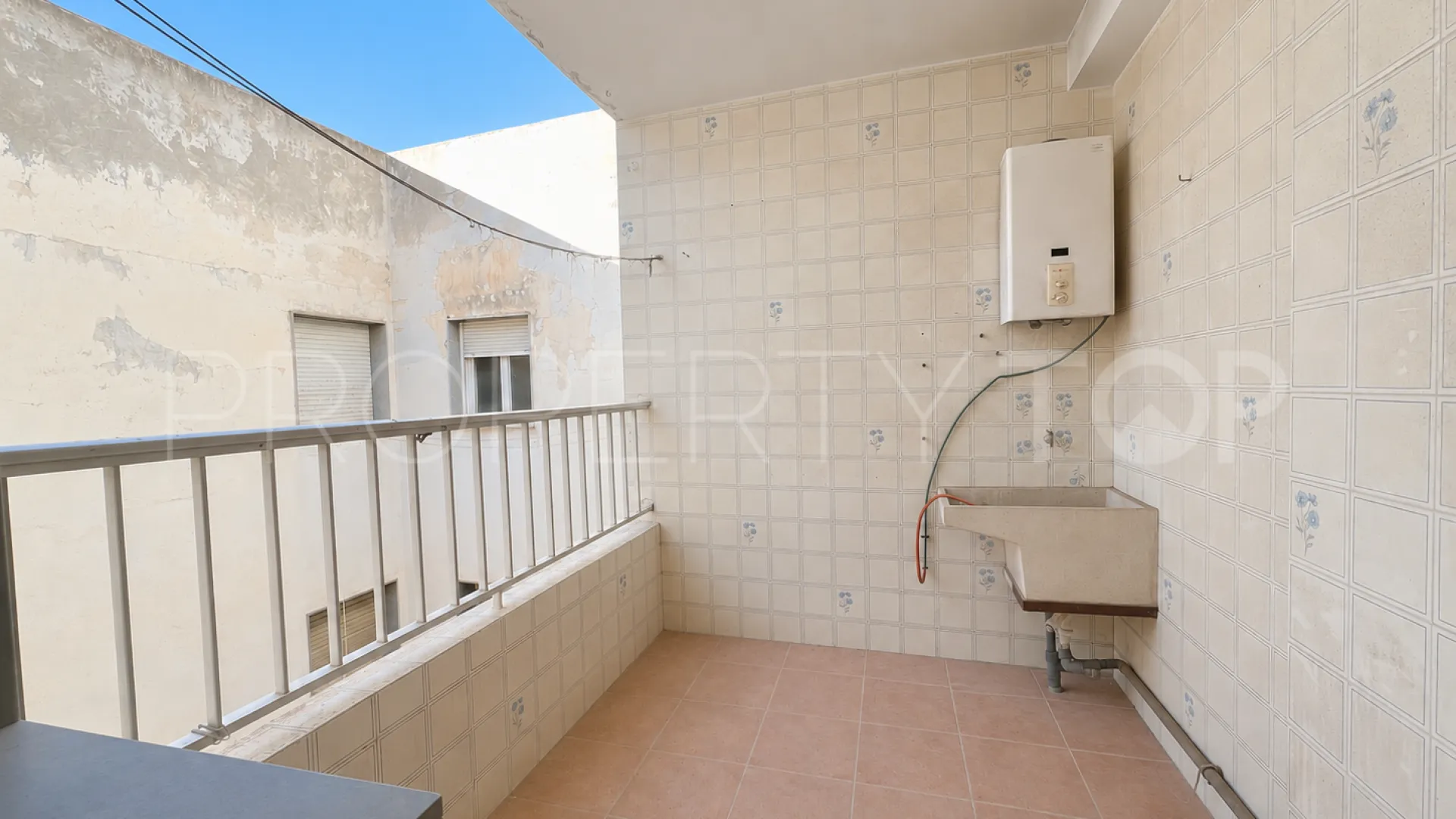 Edificio singular en venta en Roquetas de Mar con 18 dormitorios