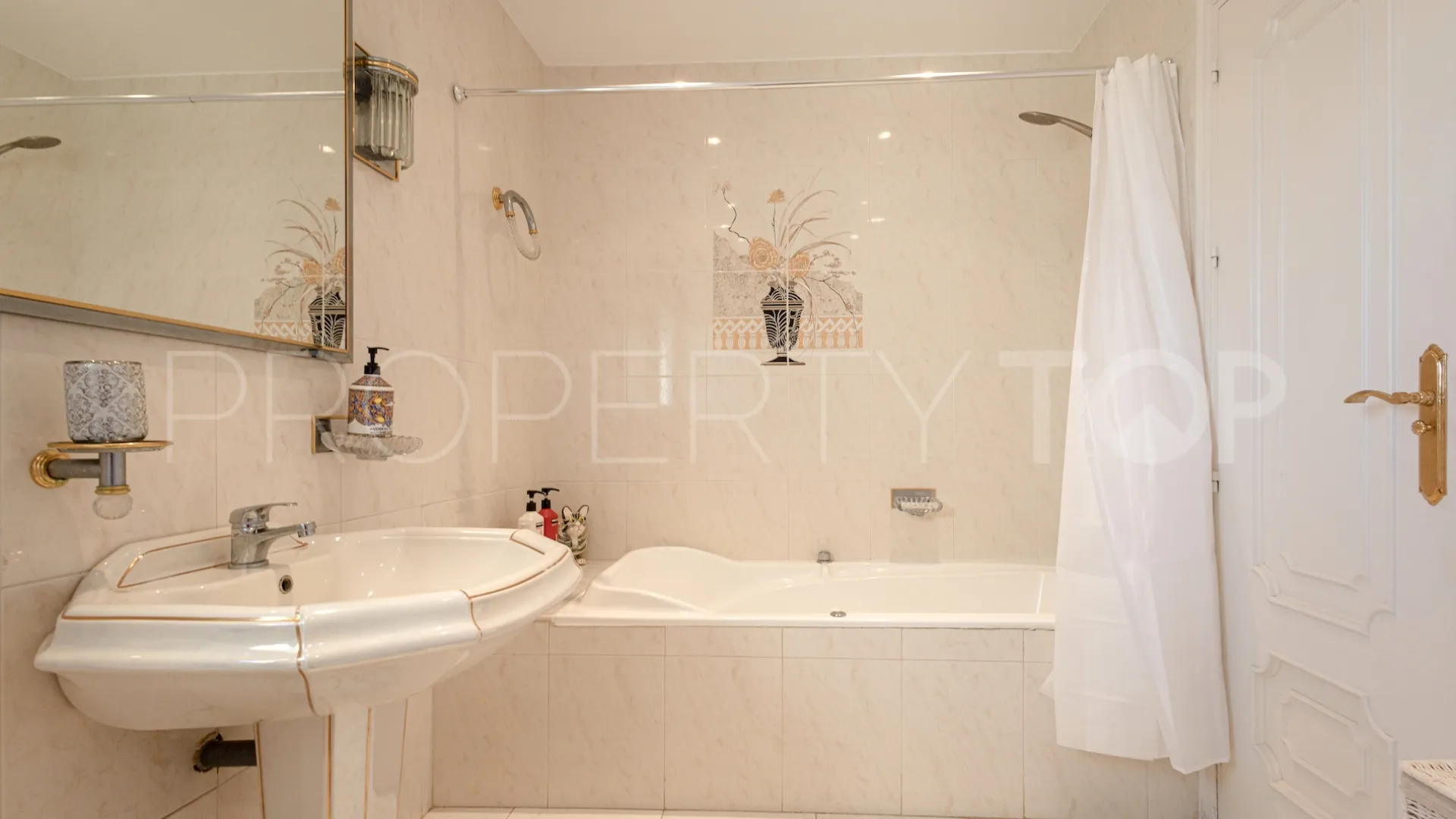 Casa en venta en El Chaparral con 5 dormitorios