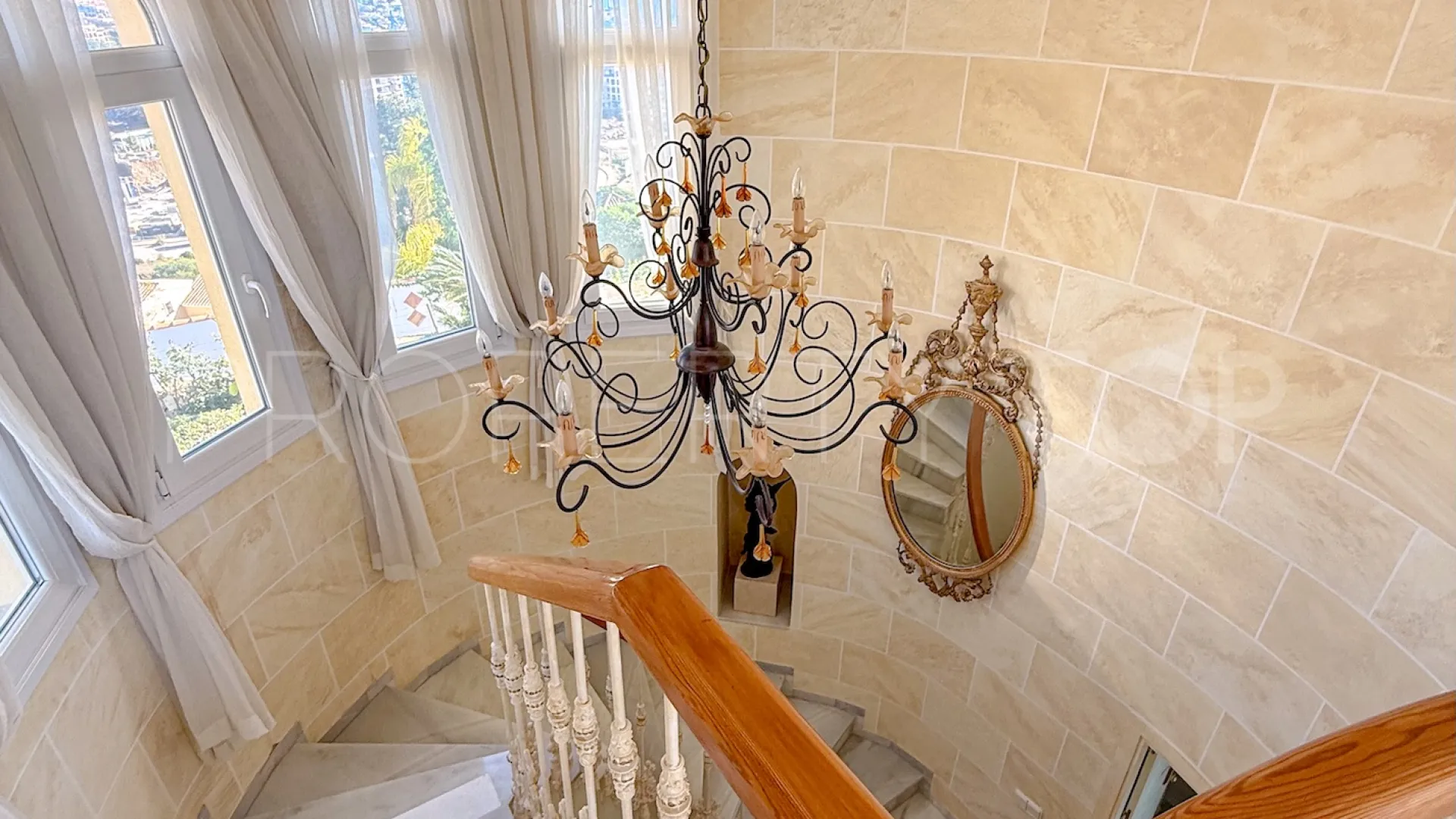 Casa en venta en El Chaparral con 5 dormitorios