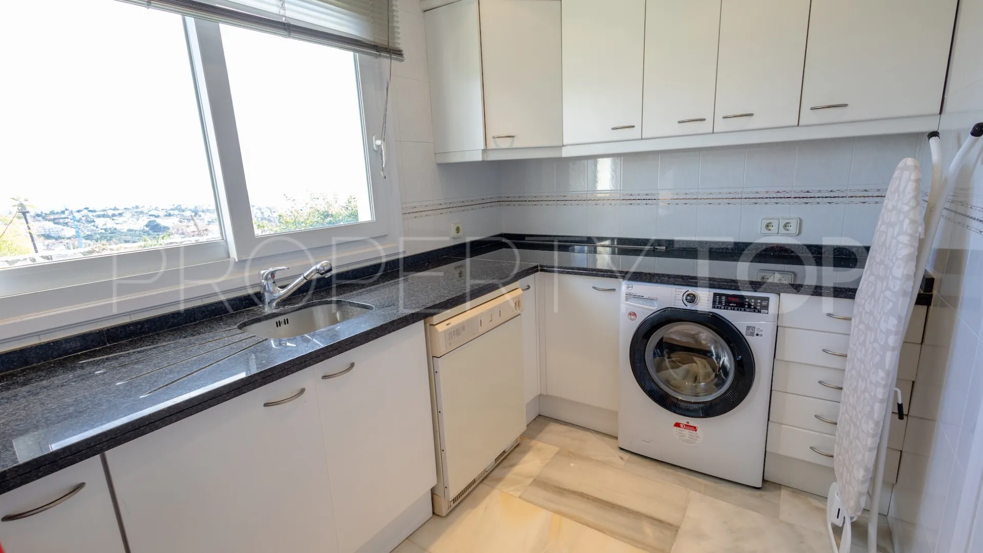 Casa en venta en El Chaparral con 5 dormitorios