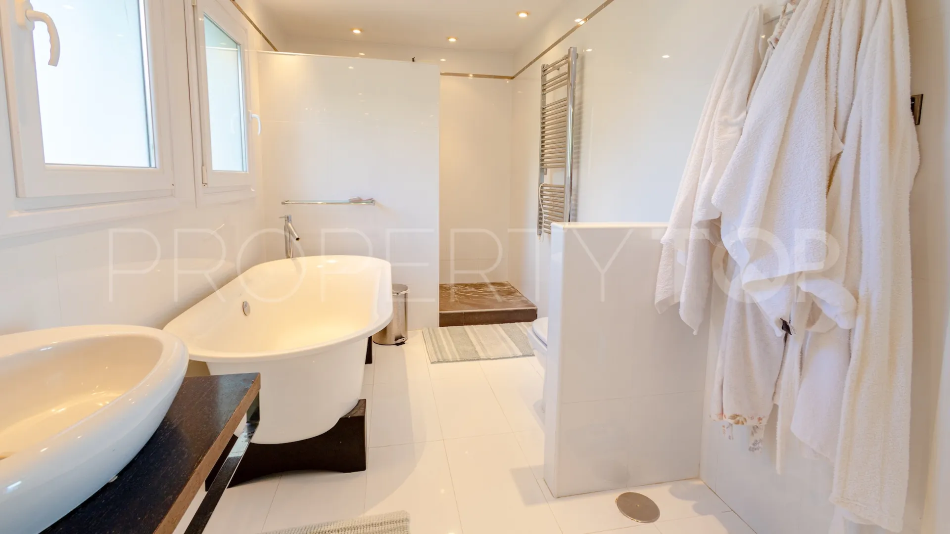 Casa en venta en El Chaparral con 5 dormitorios
