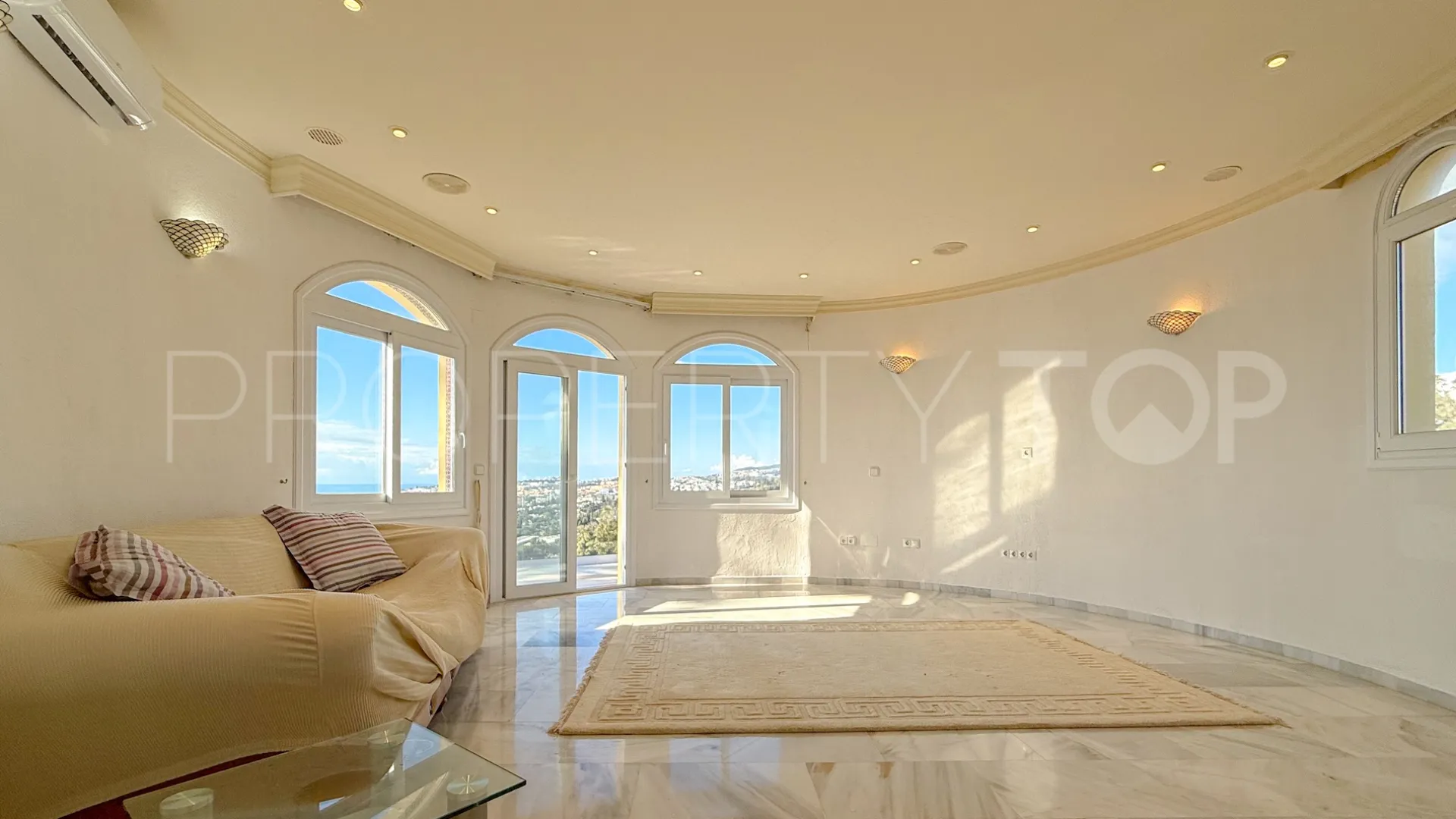 Casa en venta en El Chaparral con 5 dormitorios