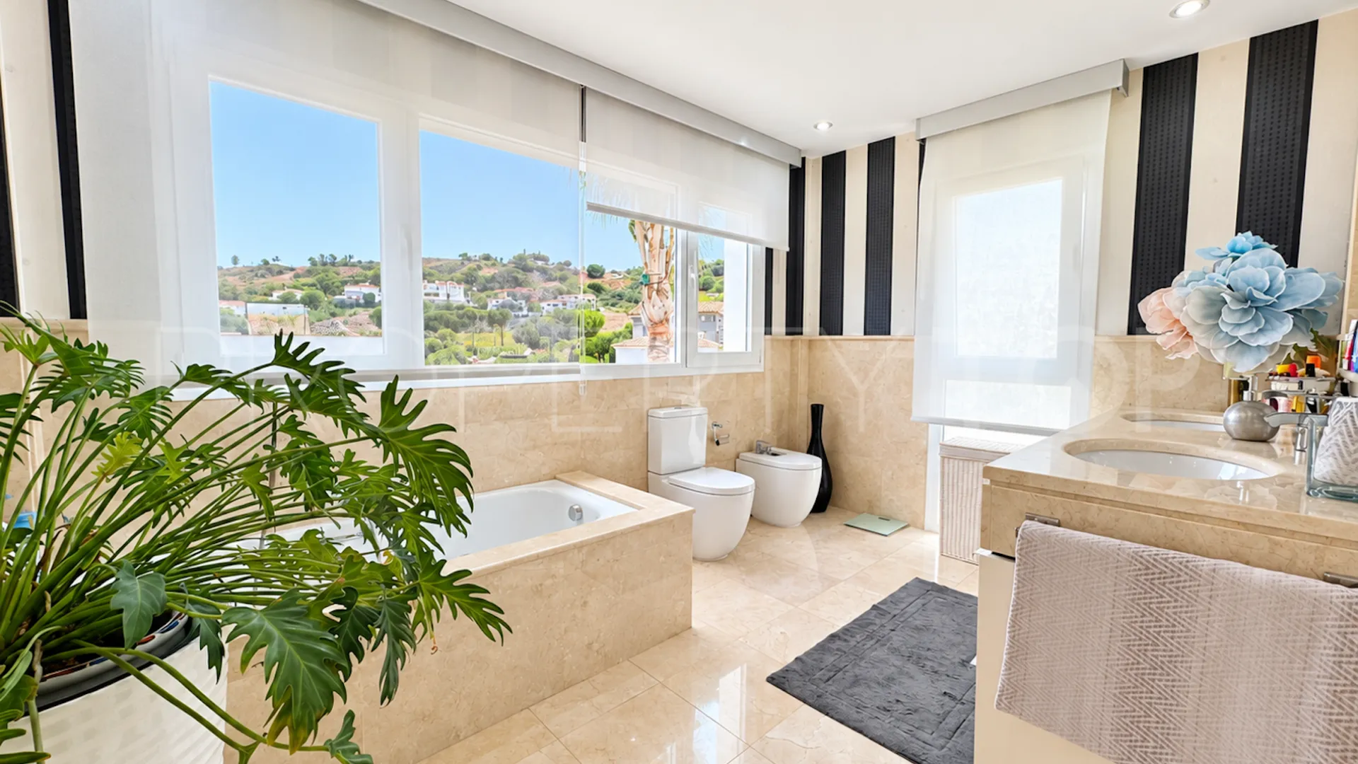 Buy villa with 5 bedrooms in La Cala Golf Resort