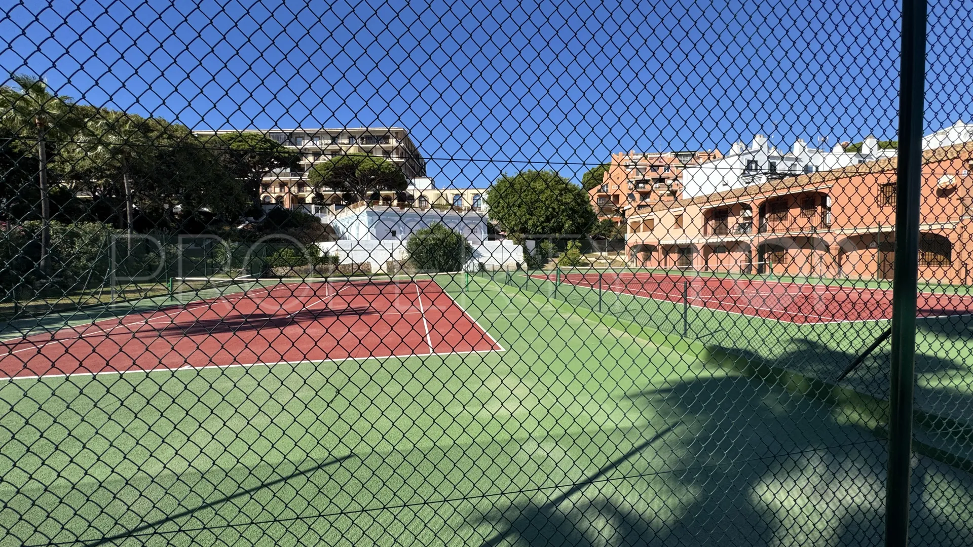 Apartamento a la venta de 2 dormitorios en Calahonda