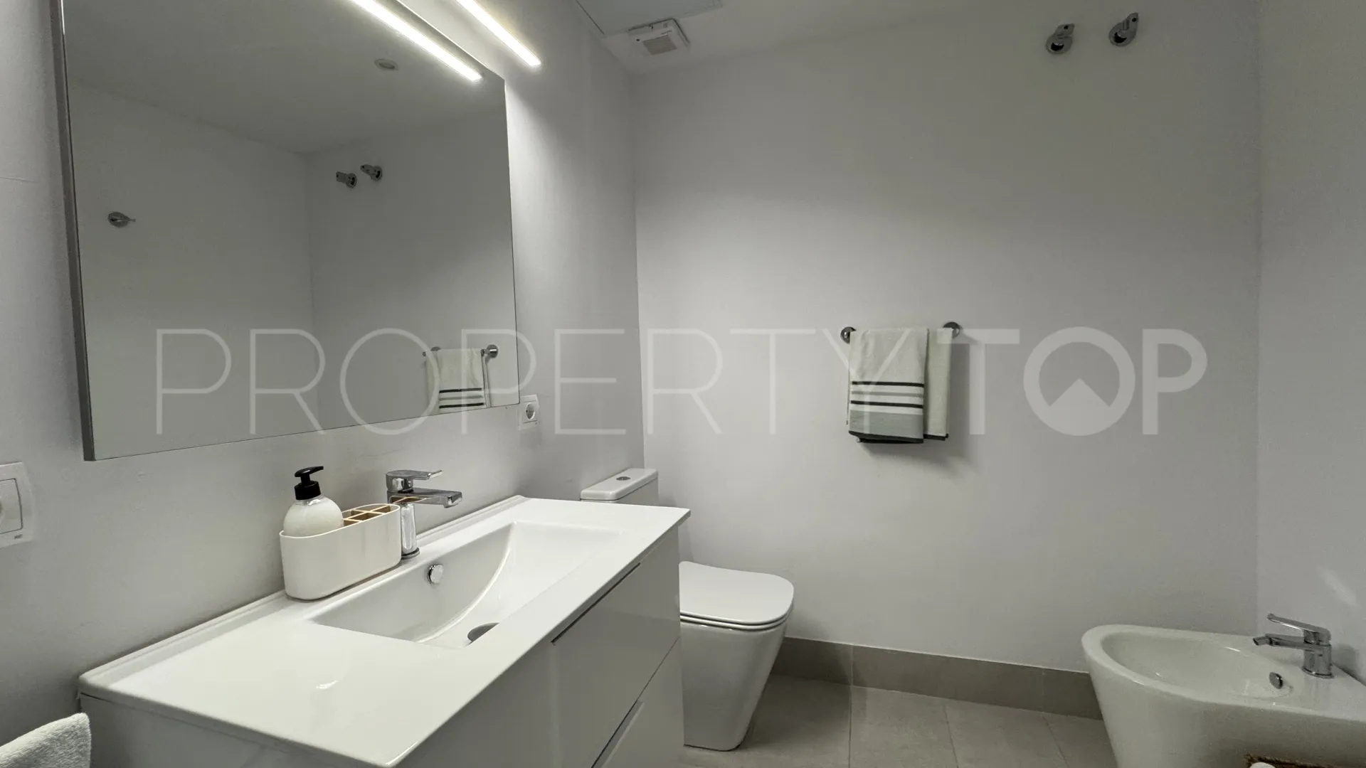 Apartamento a la venta de 2 dormitorios en Calahonda