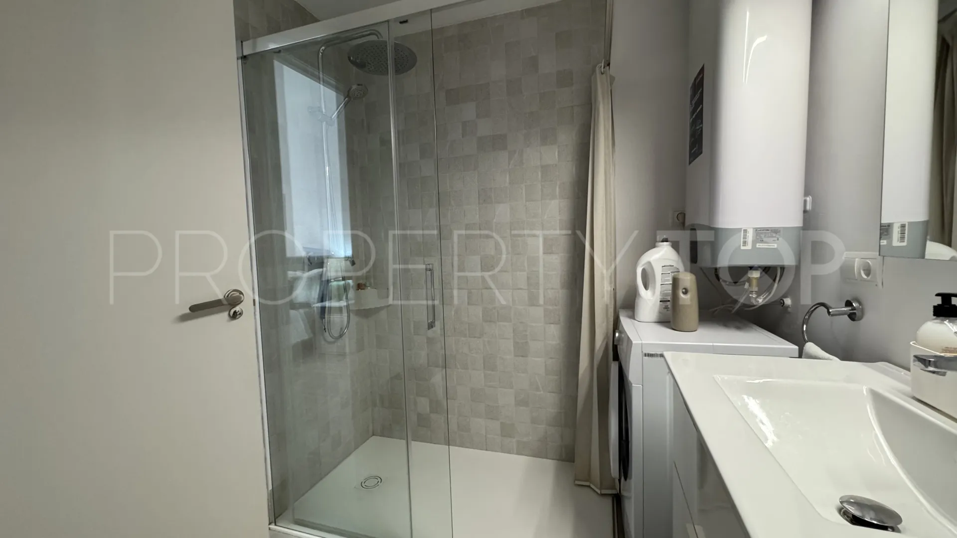Apartamento a la venta de 2 dormitorios en Calahonda