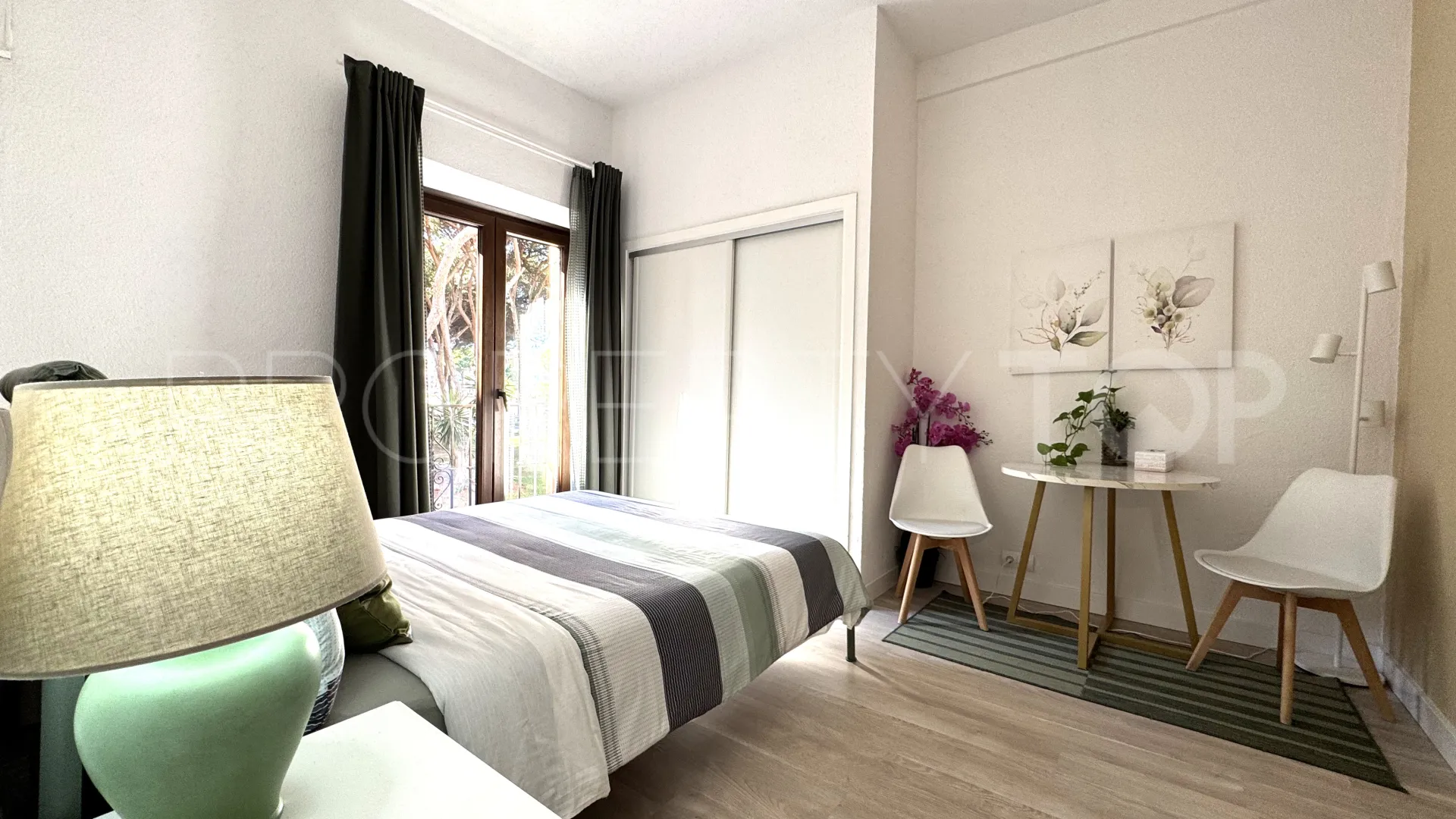 Apartamento a la venta de 2 dormitorios en Calahonda