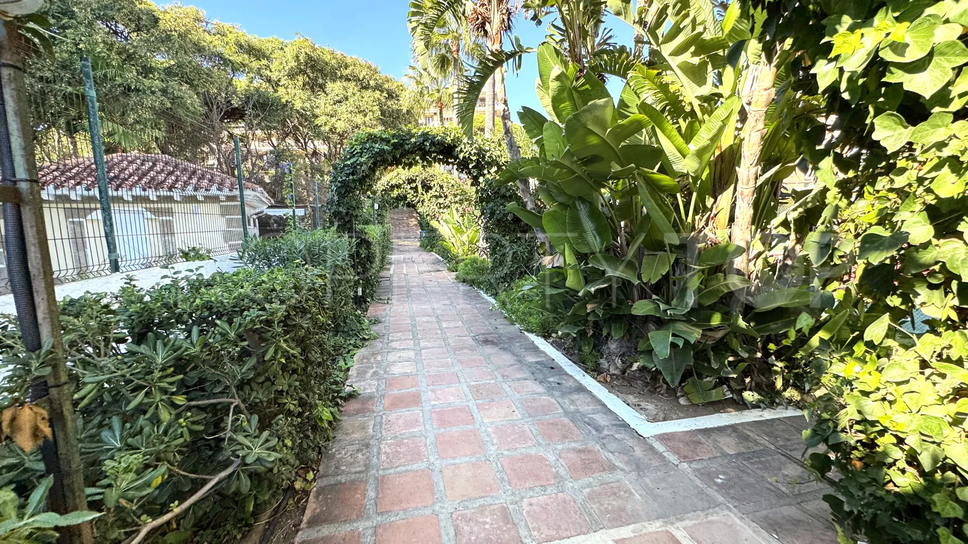 Apartamento a la venta de 2 dormitorios en Calahonda