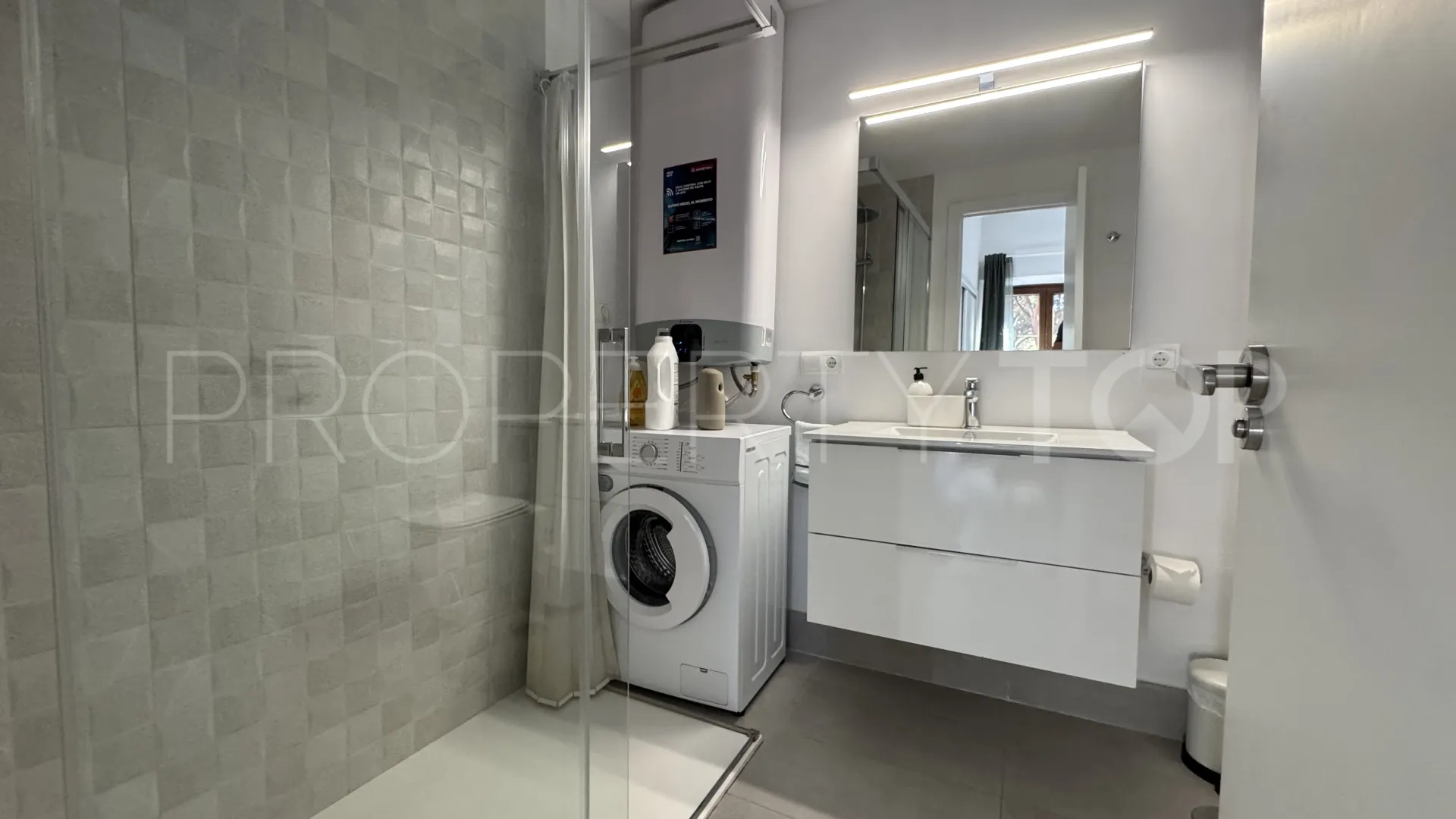 Apartamento a la venta de 2 dormitorios en Calahonda