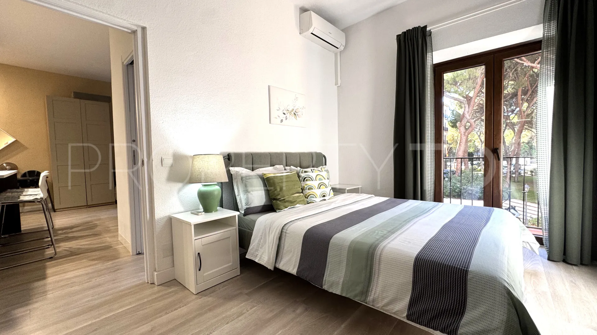 Apartamento a la venta de 2 dormitorios en Calahonda