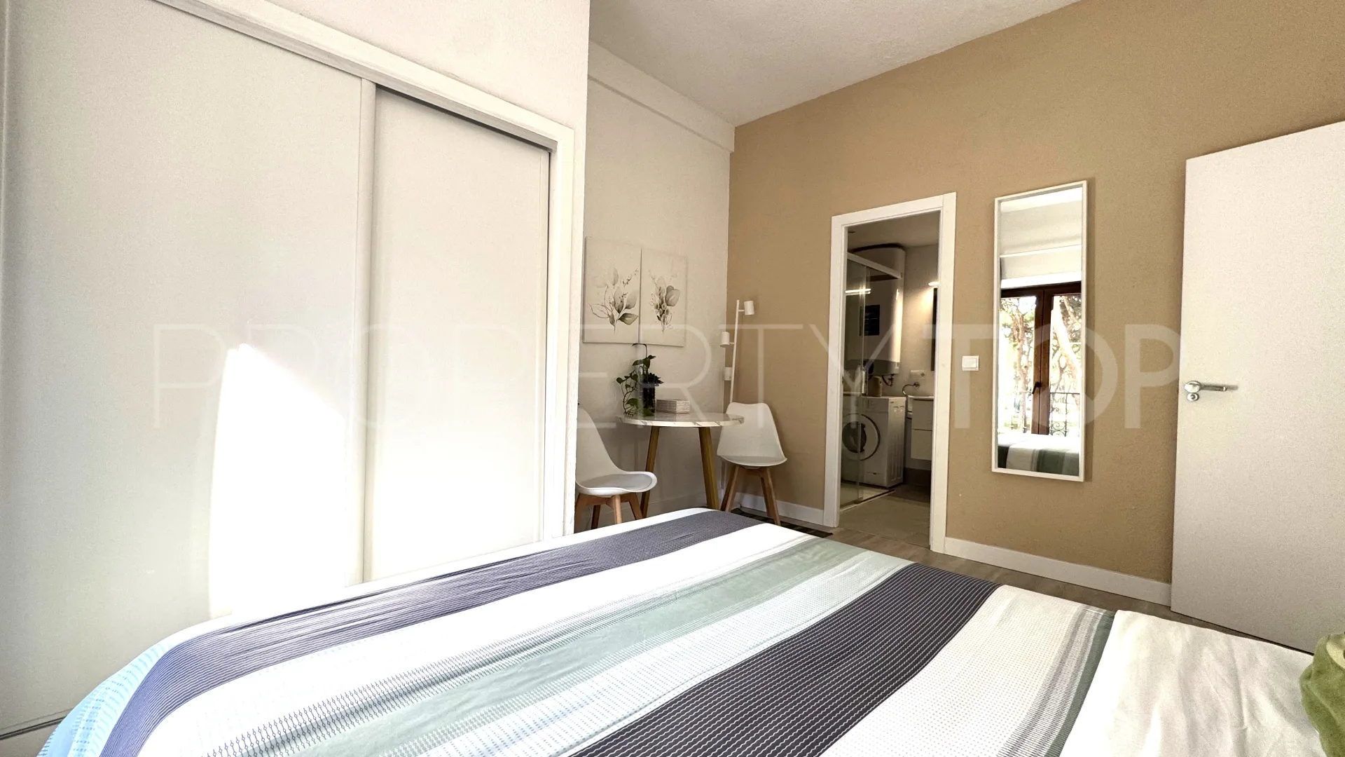 Apartamento a la venta de 2 dormitorios en Calahonda